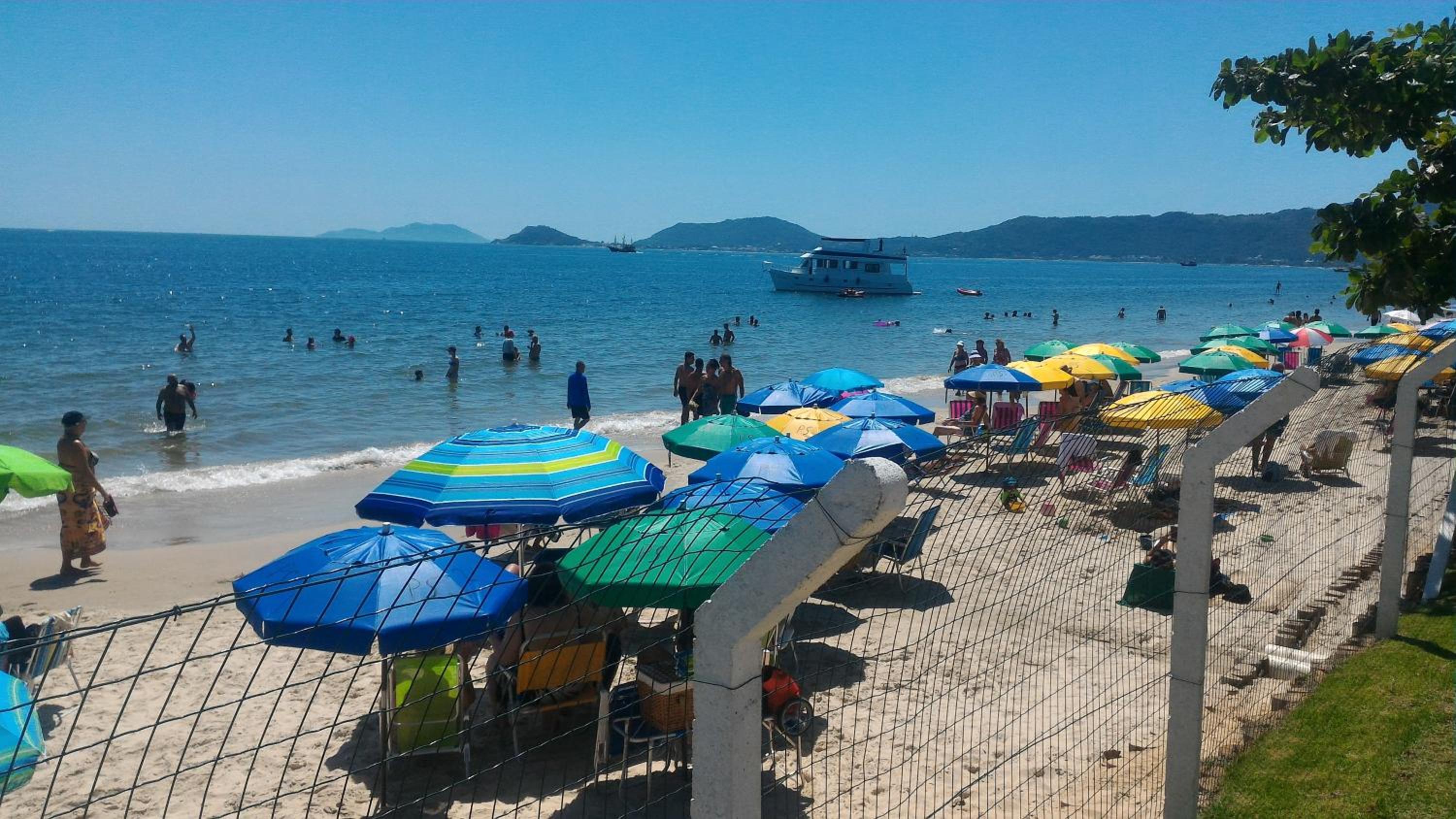 Confortável apto em Condomínio de frente pro mar