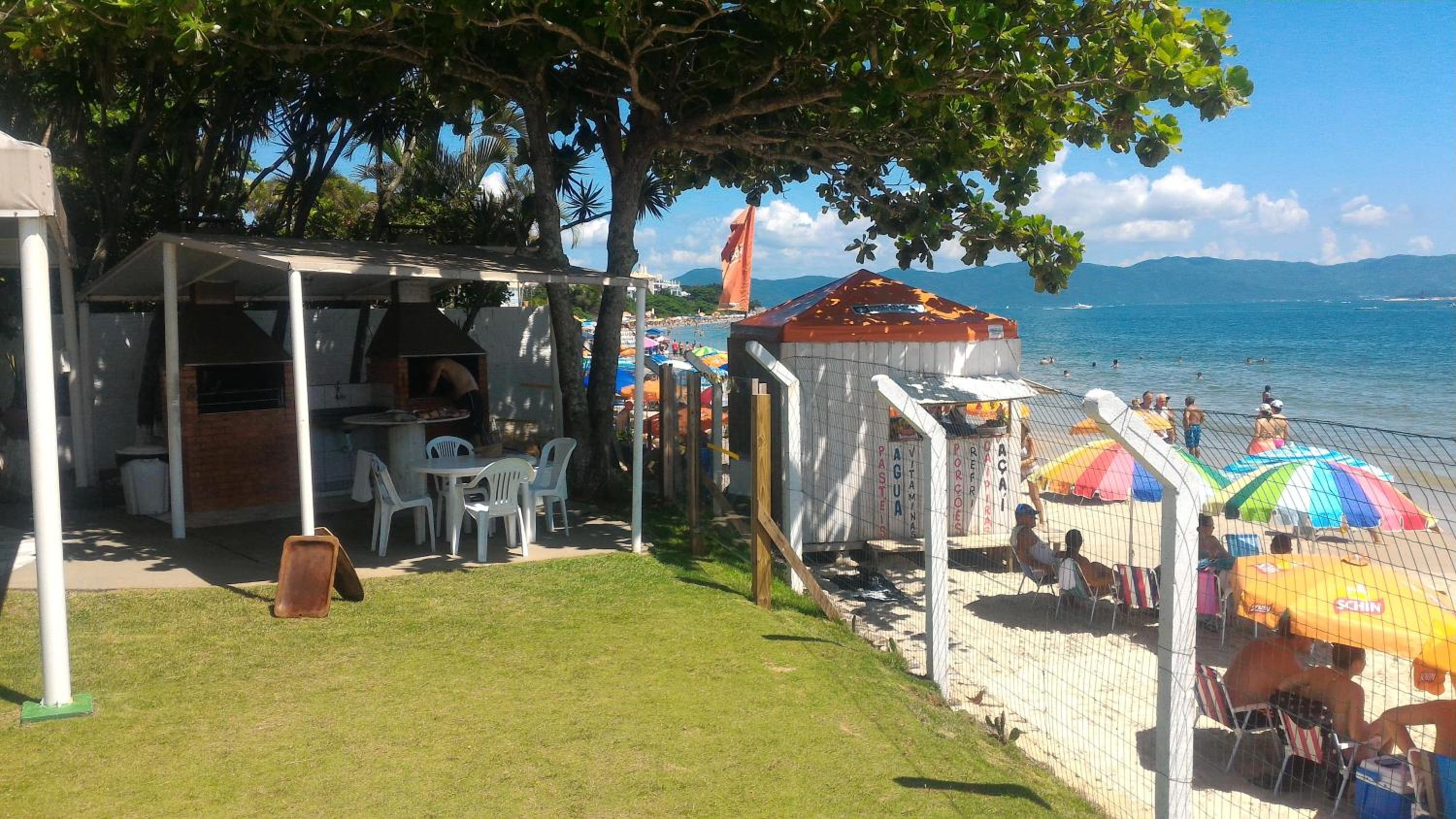 Confortável apto em Condomínio de frente pro mar