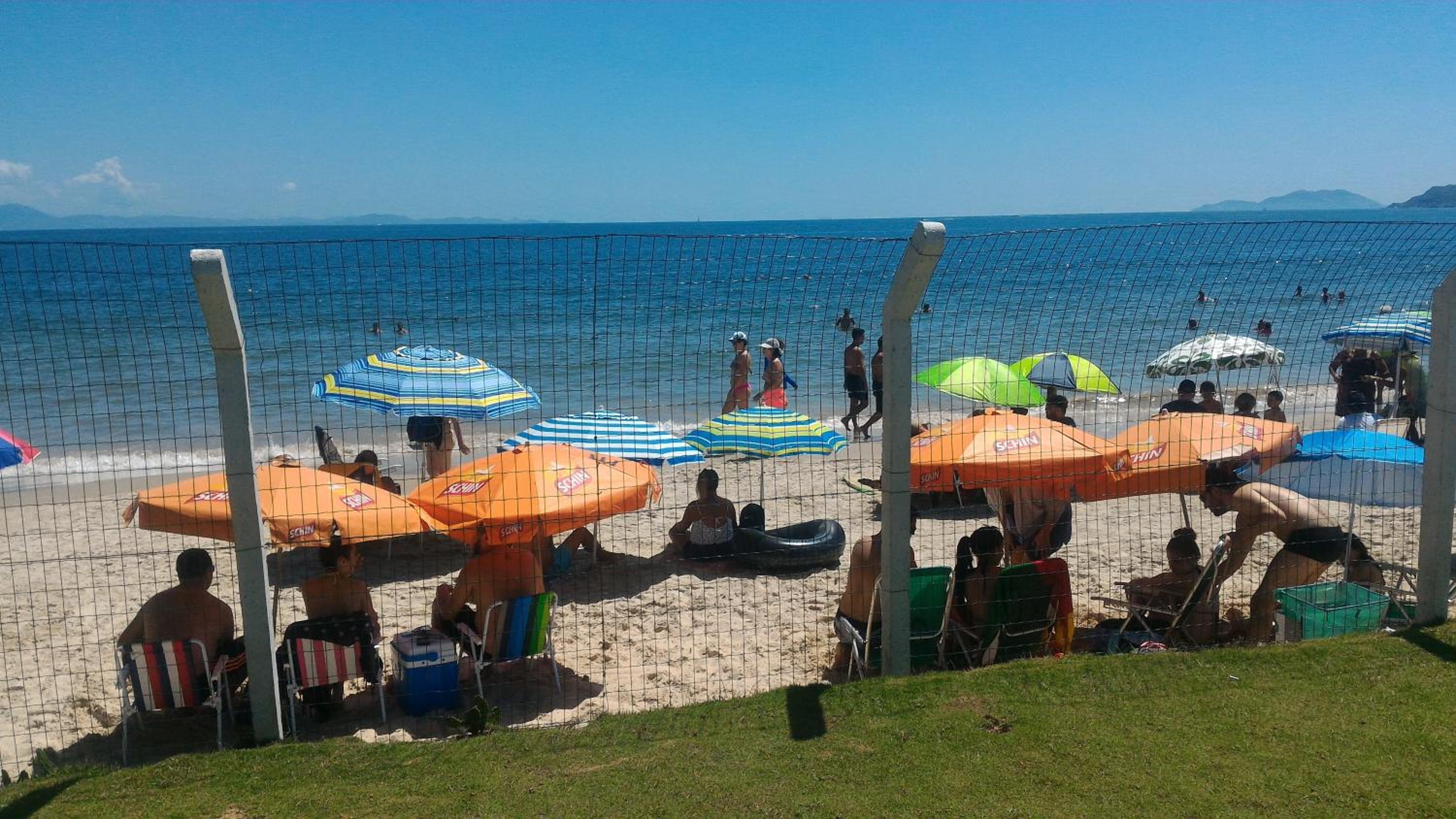 Confortável apto em Condomínio de frente pro mar
