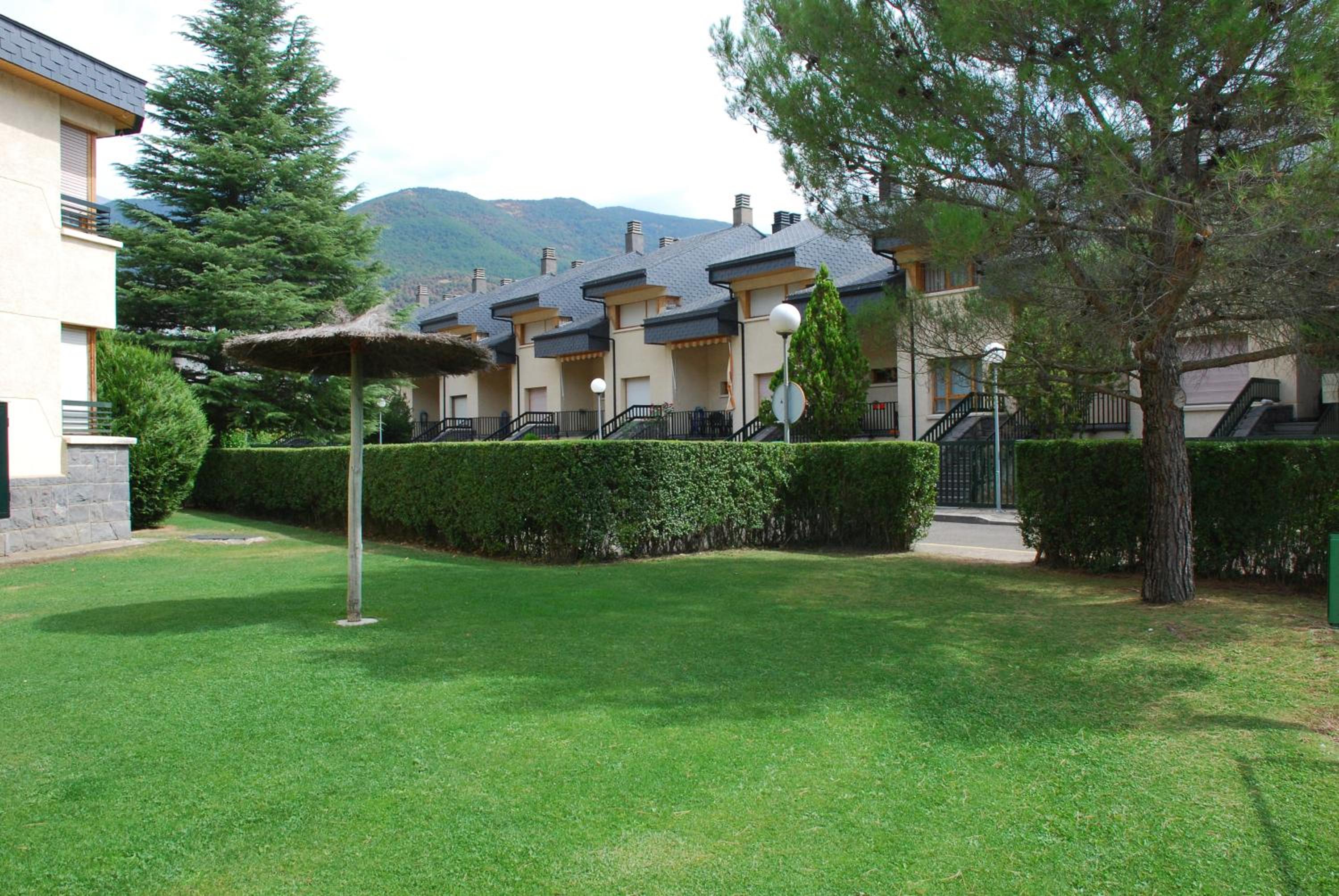 Atico en Biescas con Piscina, Tenis y Barbacoa view 4