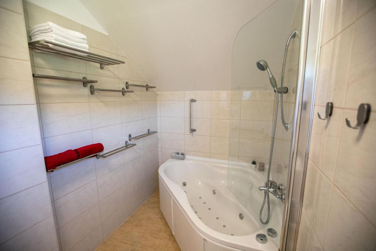 Hotel House Of Inspiration Above Lake Sabljaci With Pool