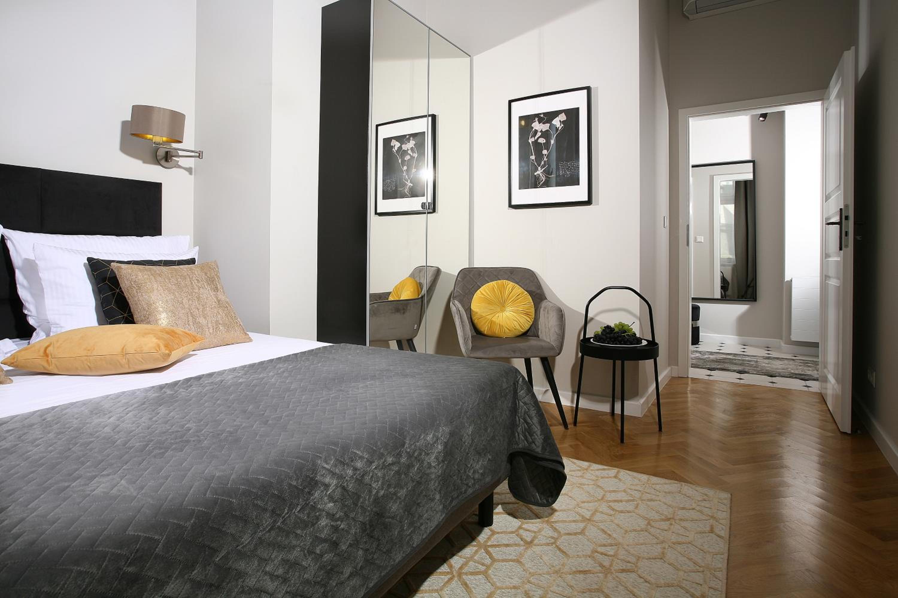Gem Apartment by Castle (Old Town Krakow) view 4
