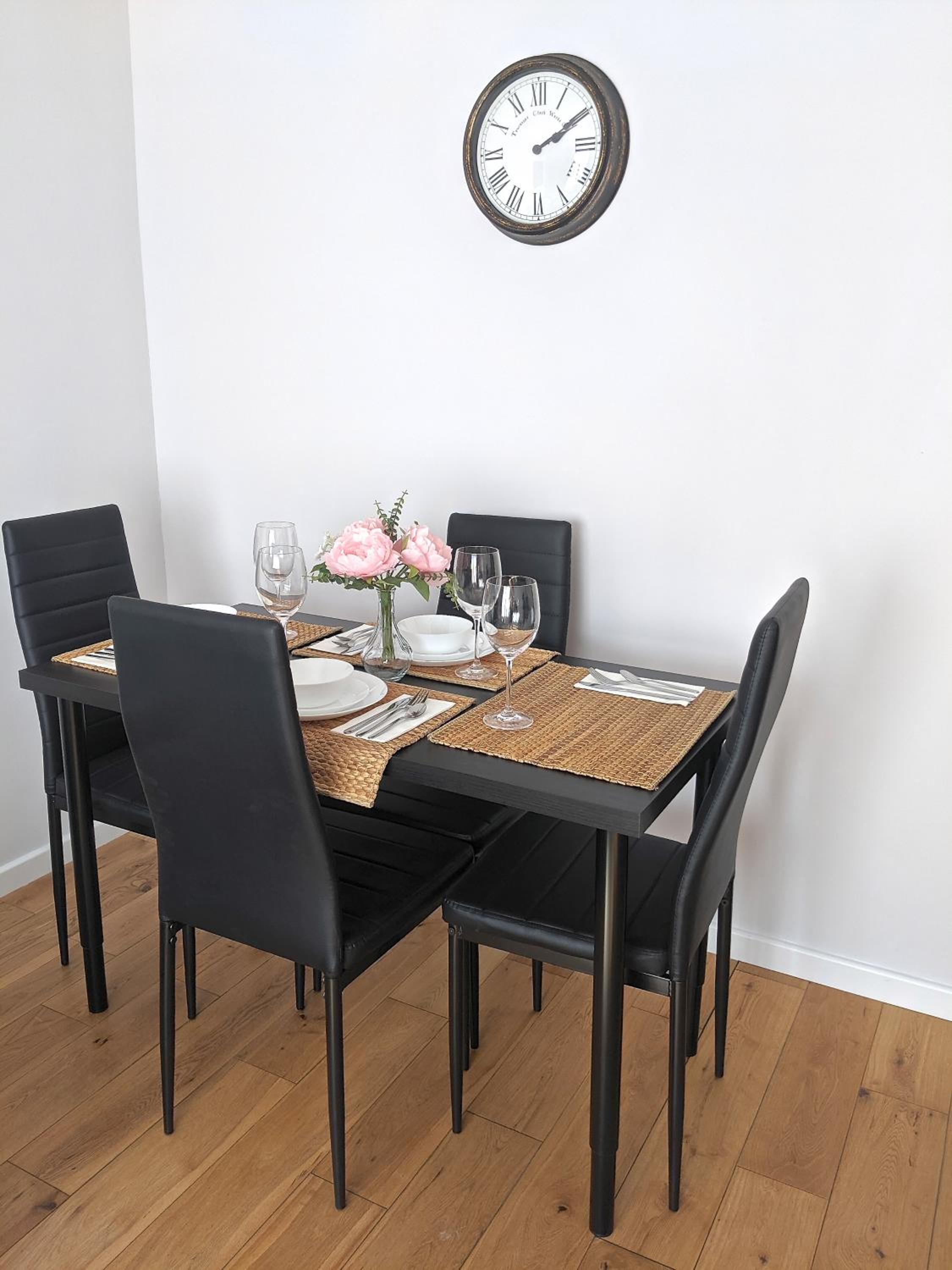 2 Bedrooms - 3 Beds - Free Parking - 168 view 4