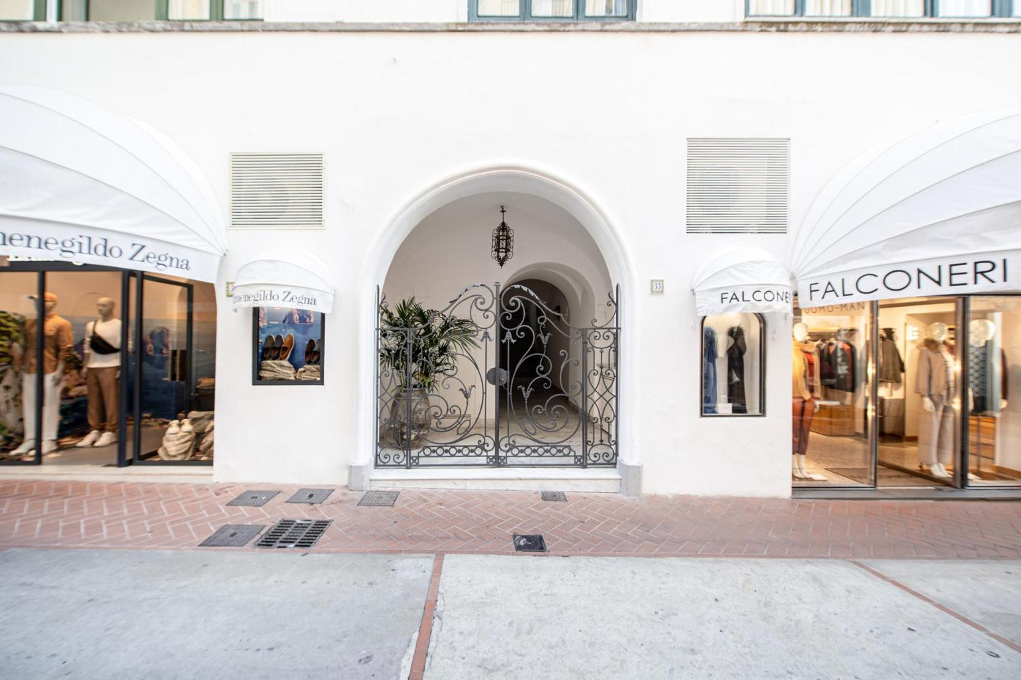 Camerelle 33 Capri view 3