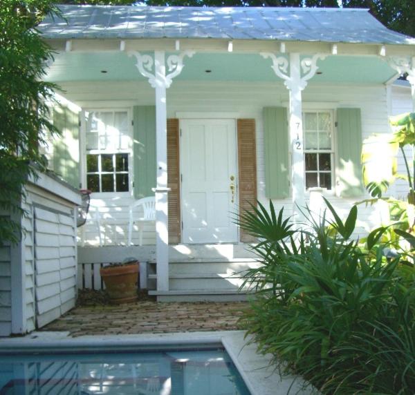 Hotel Bahama Gardens - Cigar House - Image 1