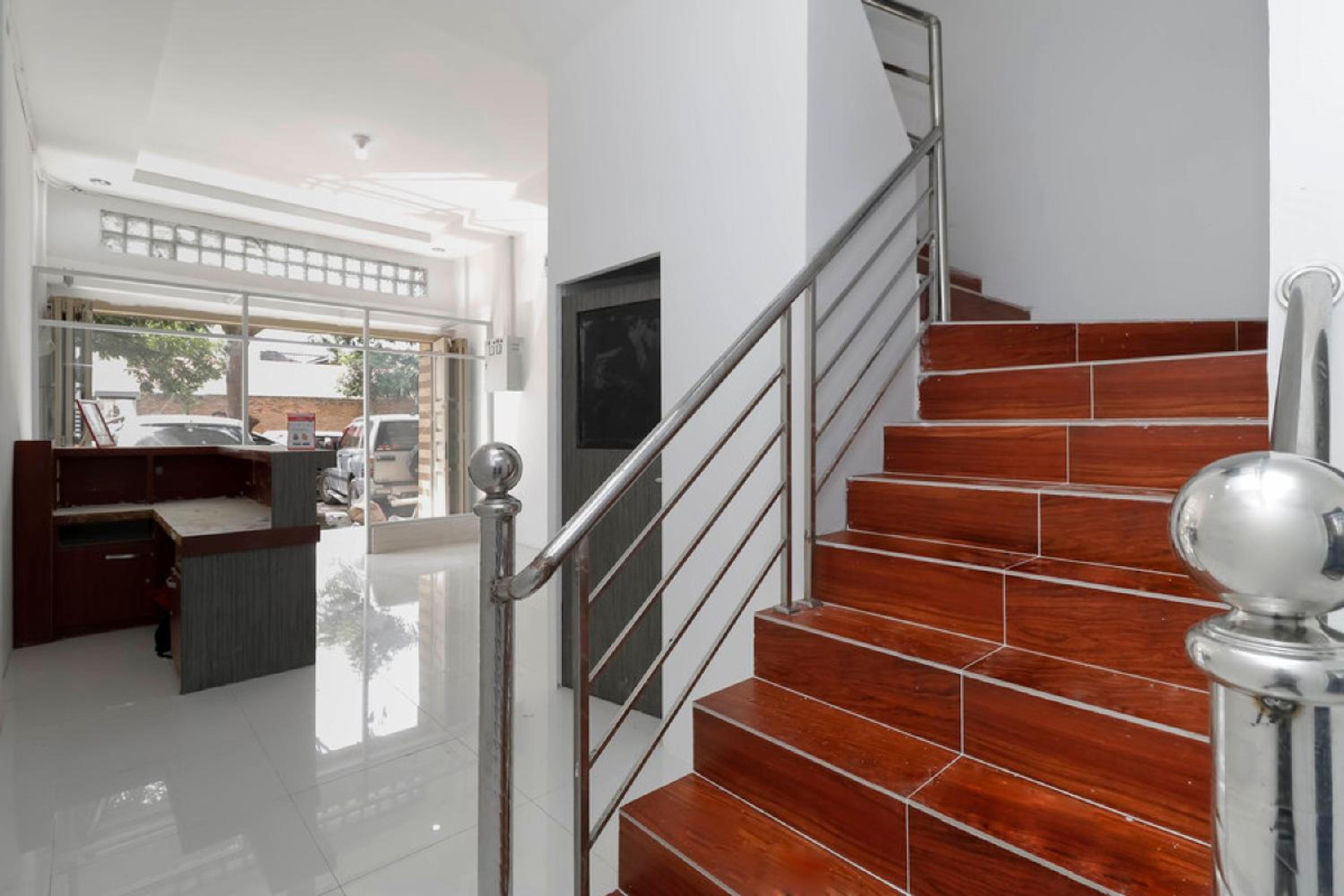RedDoorz Plus near RS Royal Prima Medan view 4