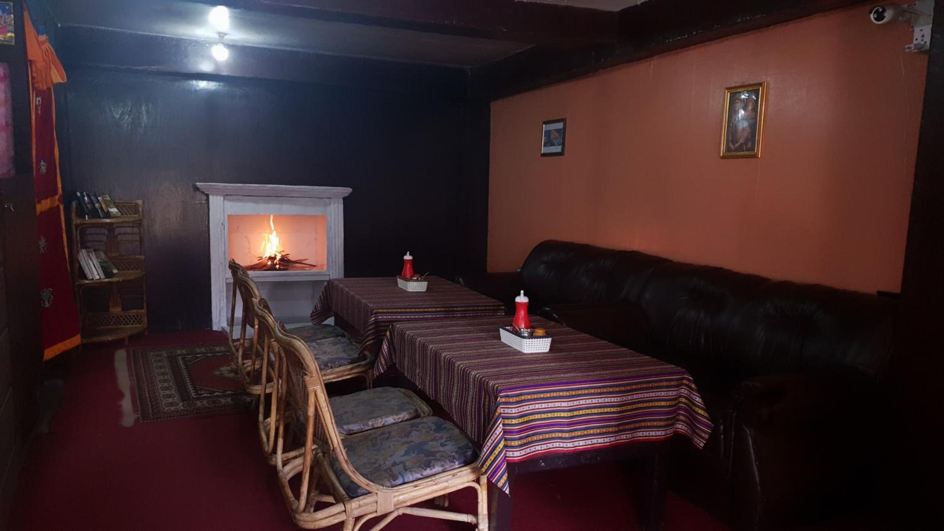 LAMA HOTEL - HIMALAYAN BURGER Experience the best stay in EVEREST with an unforgettable Mountain Flight