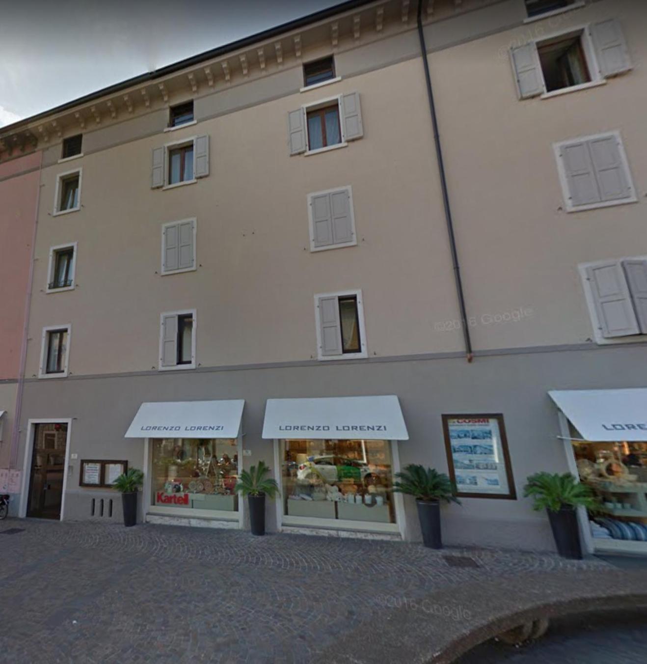 Hotel King Of The Lake - Image 1