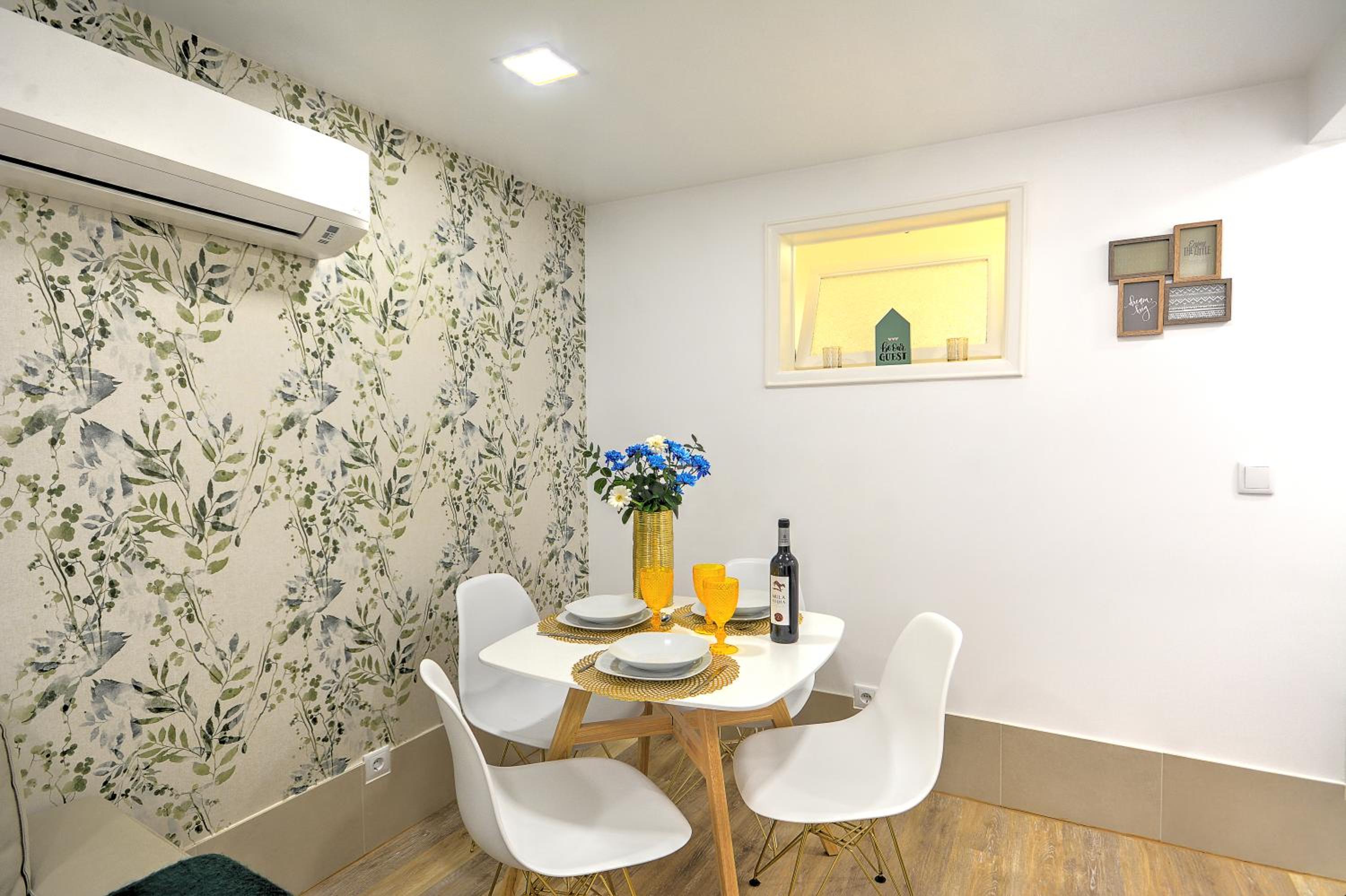 Traditional Apartment with a Terrace, AC and Fast Internet view 4