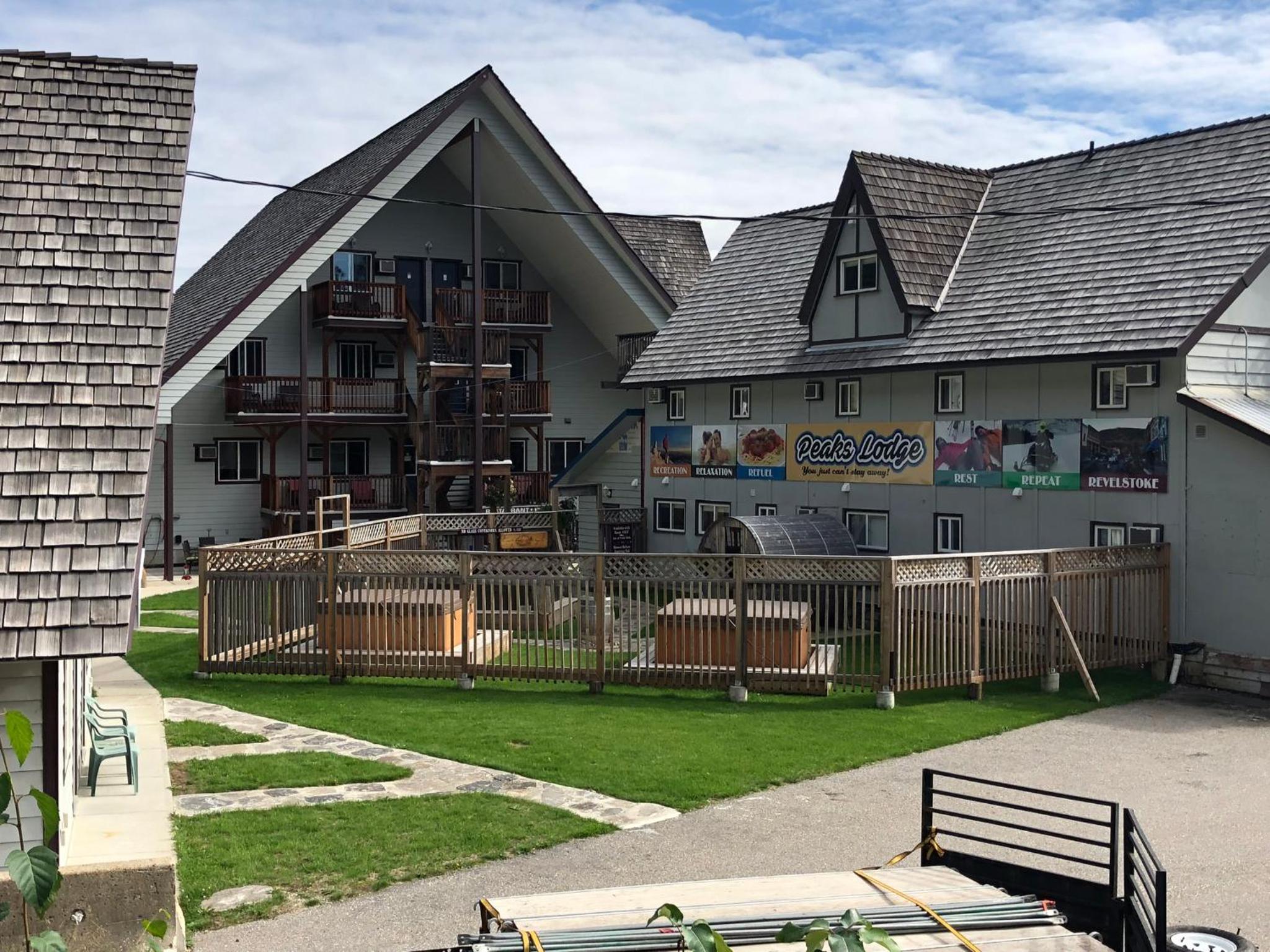 Peaks Lodge