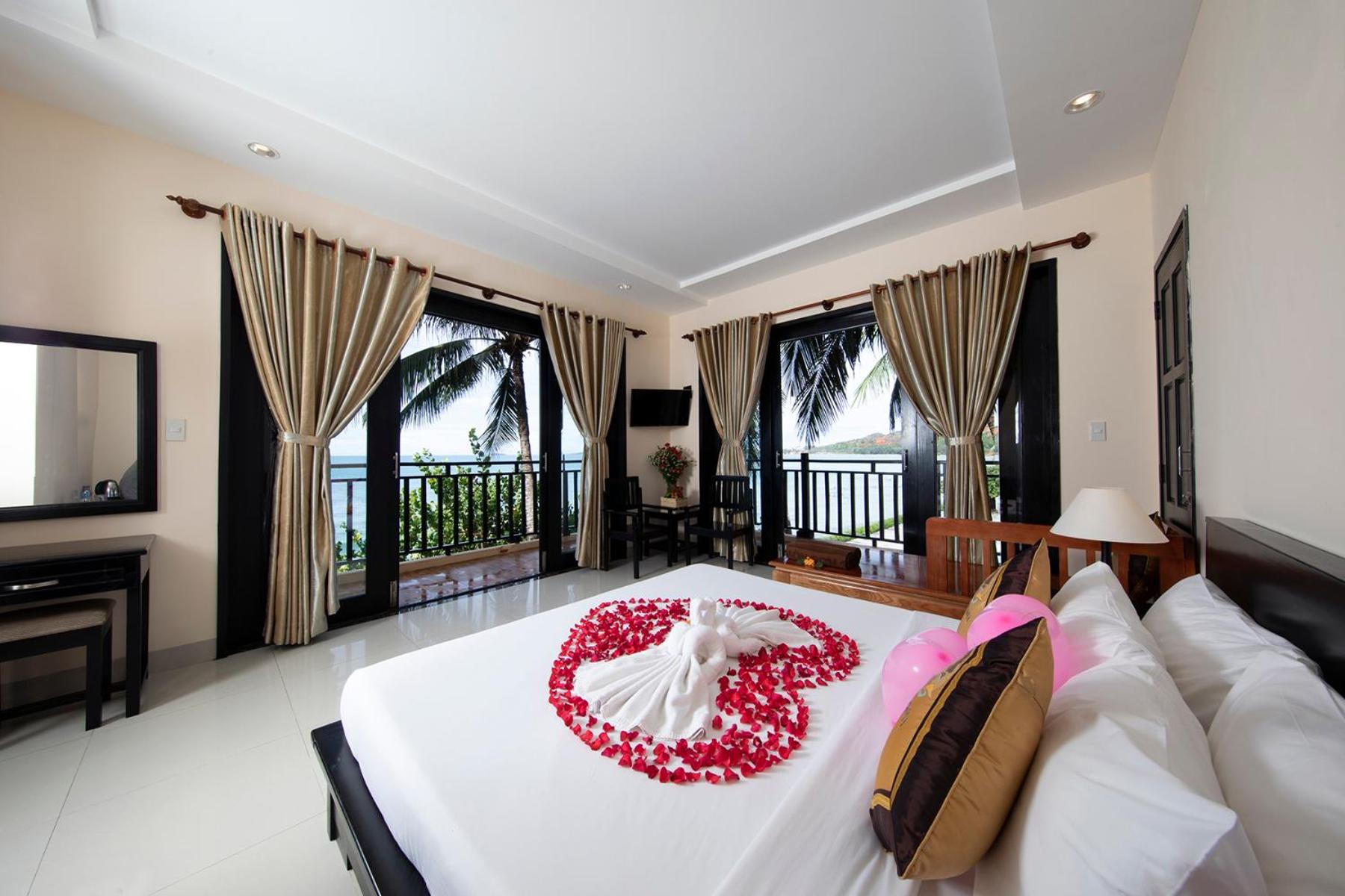 Hon Rom Central Beach Resort