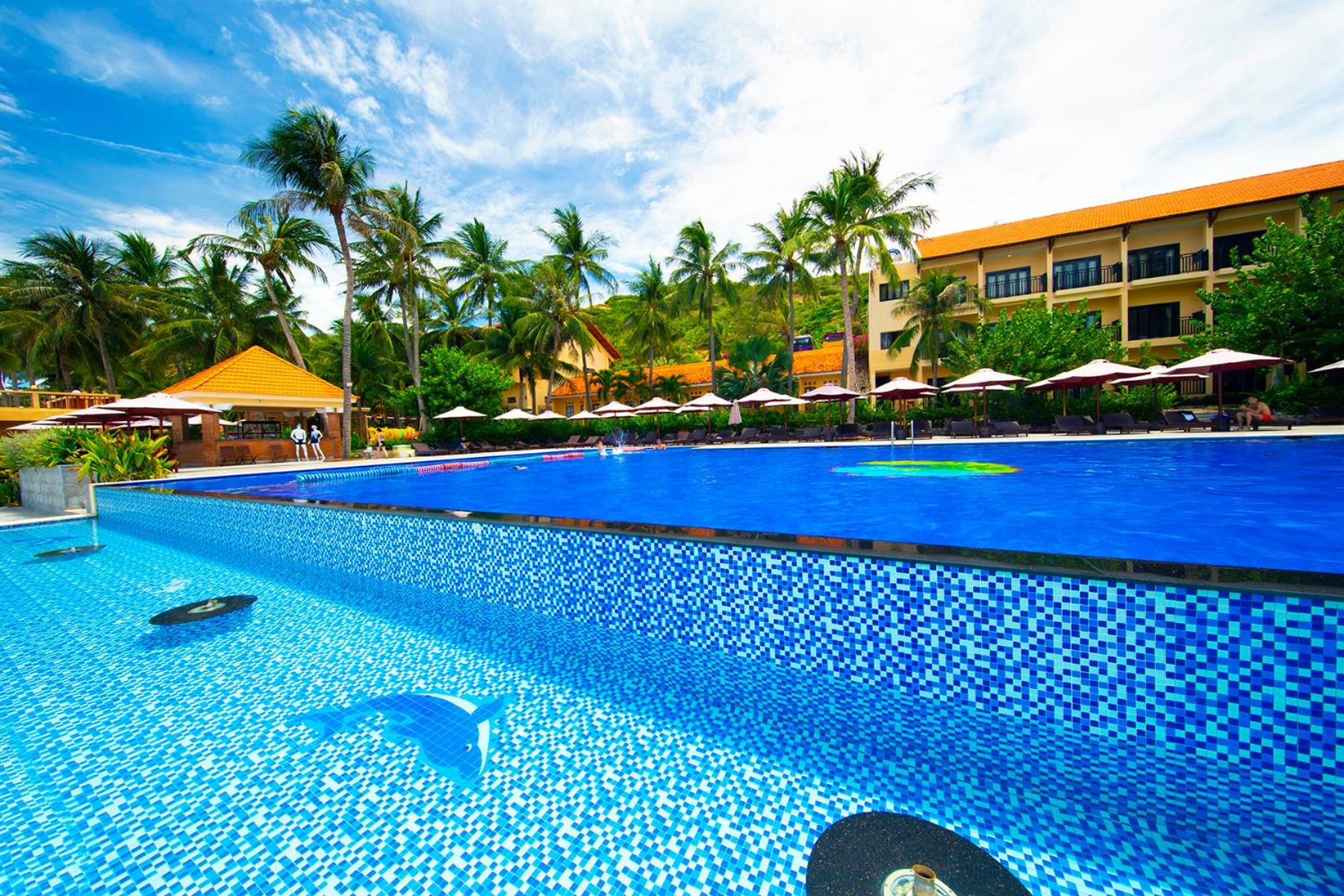 Hon Rom Central Beach Resort