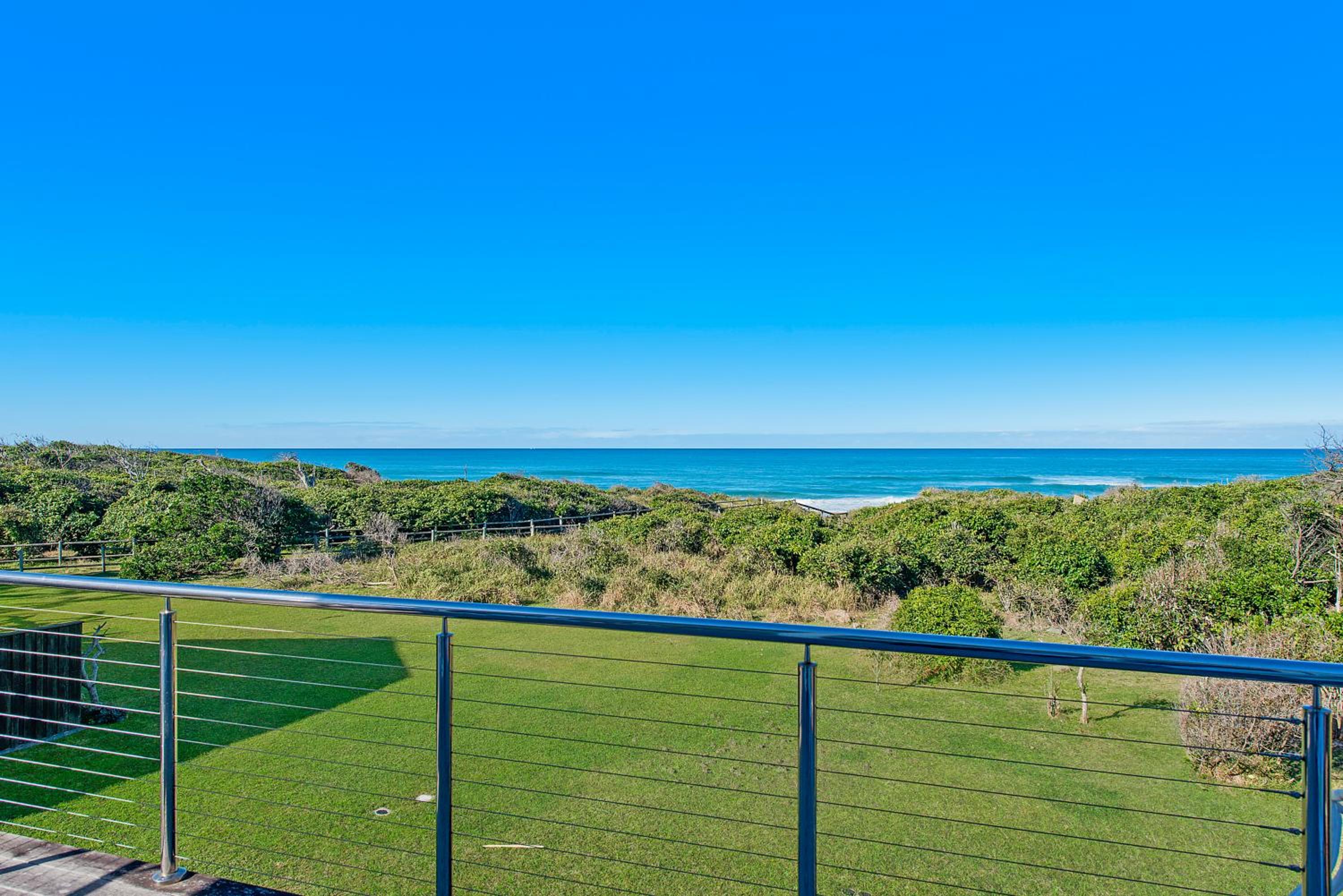 Middle Rock Beach House - Beach Front, Lake Cathie