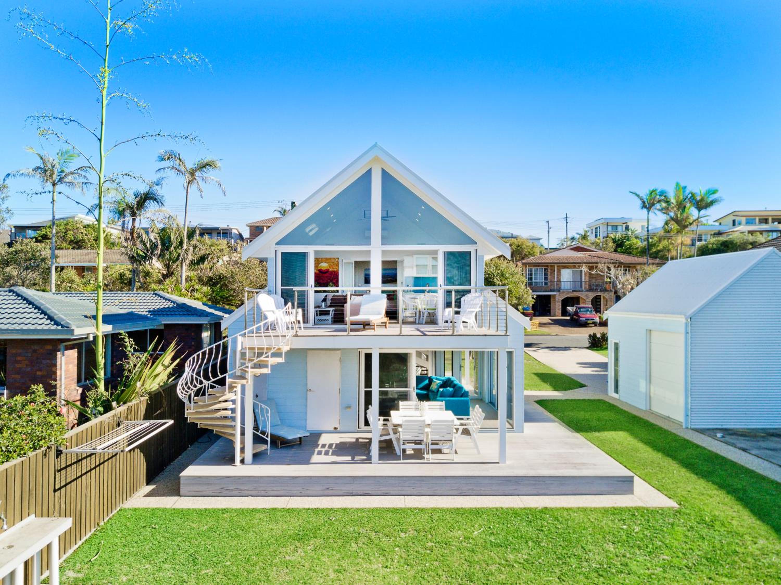 Middle Rock Beach House - Beach Front, Lake Cathie