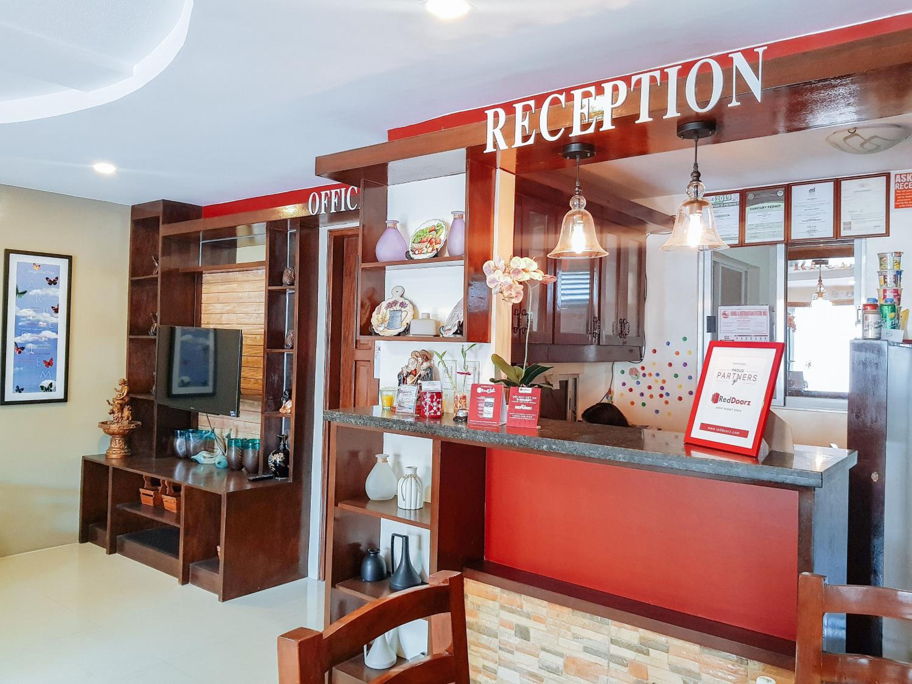 RedDoorz @ Caimito Drive Dampas