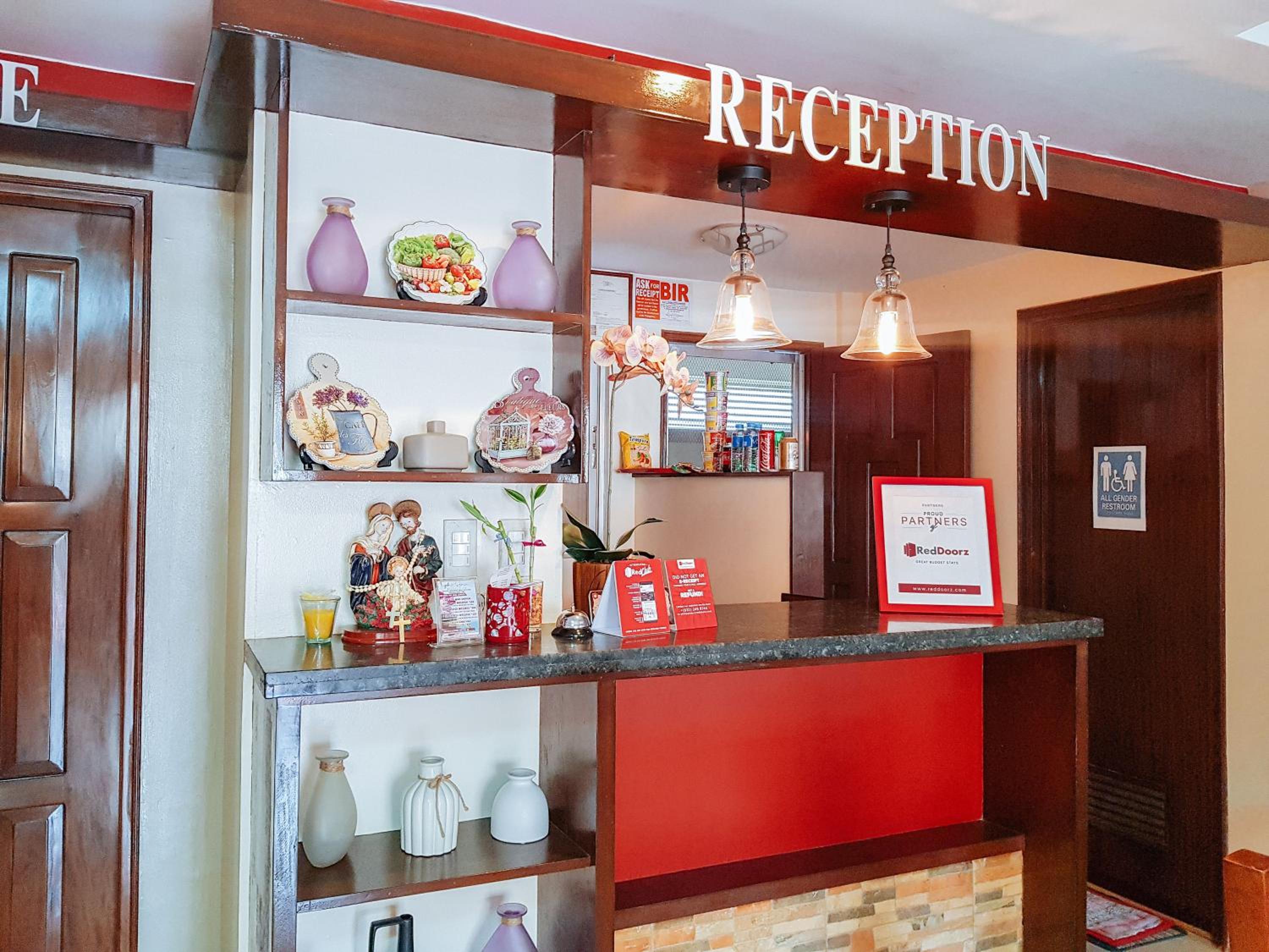 RedDoorz @ Caimito Drive Dampas