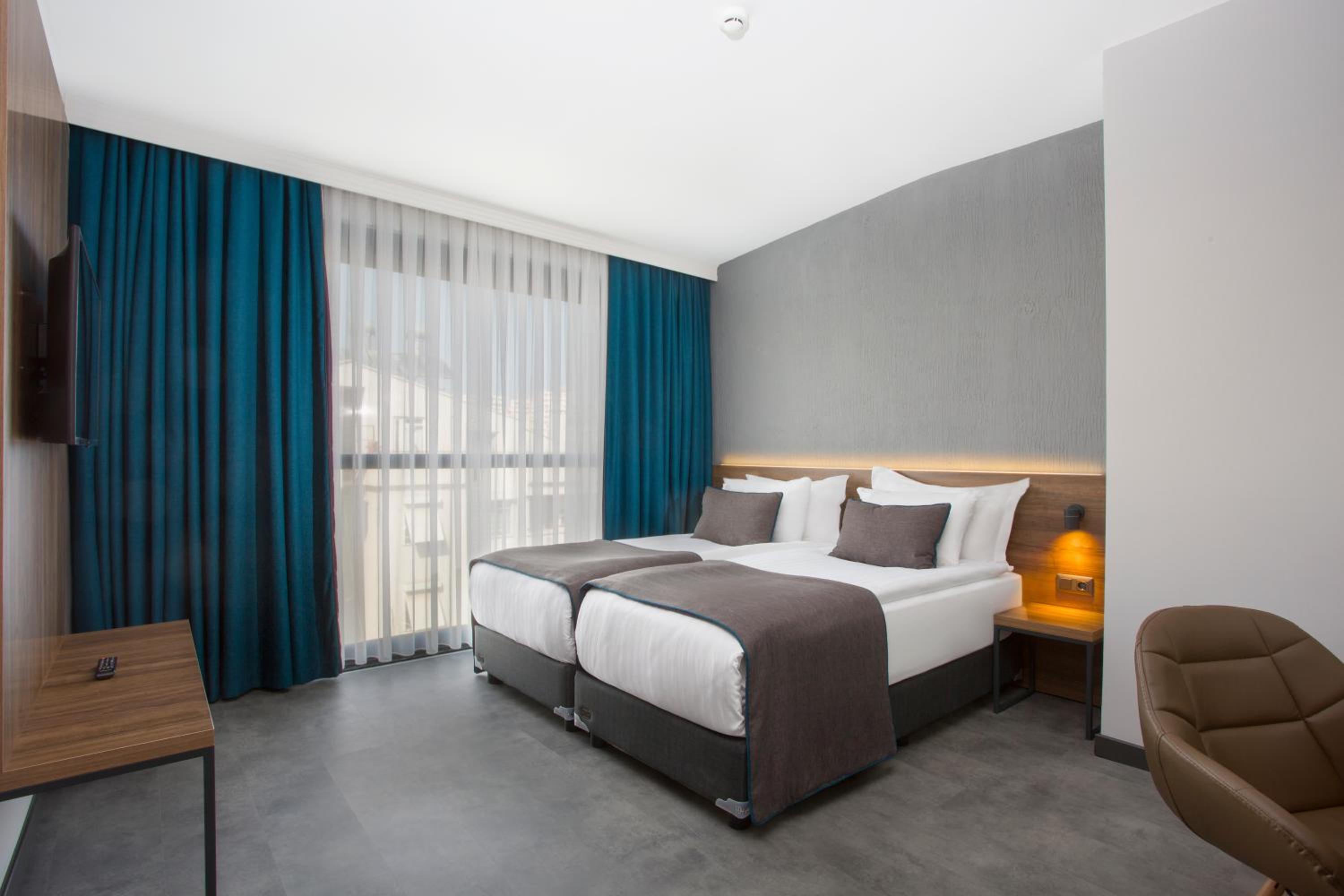 Falcon 1511 - Image 36