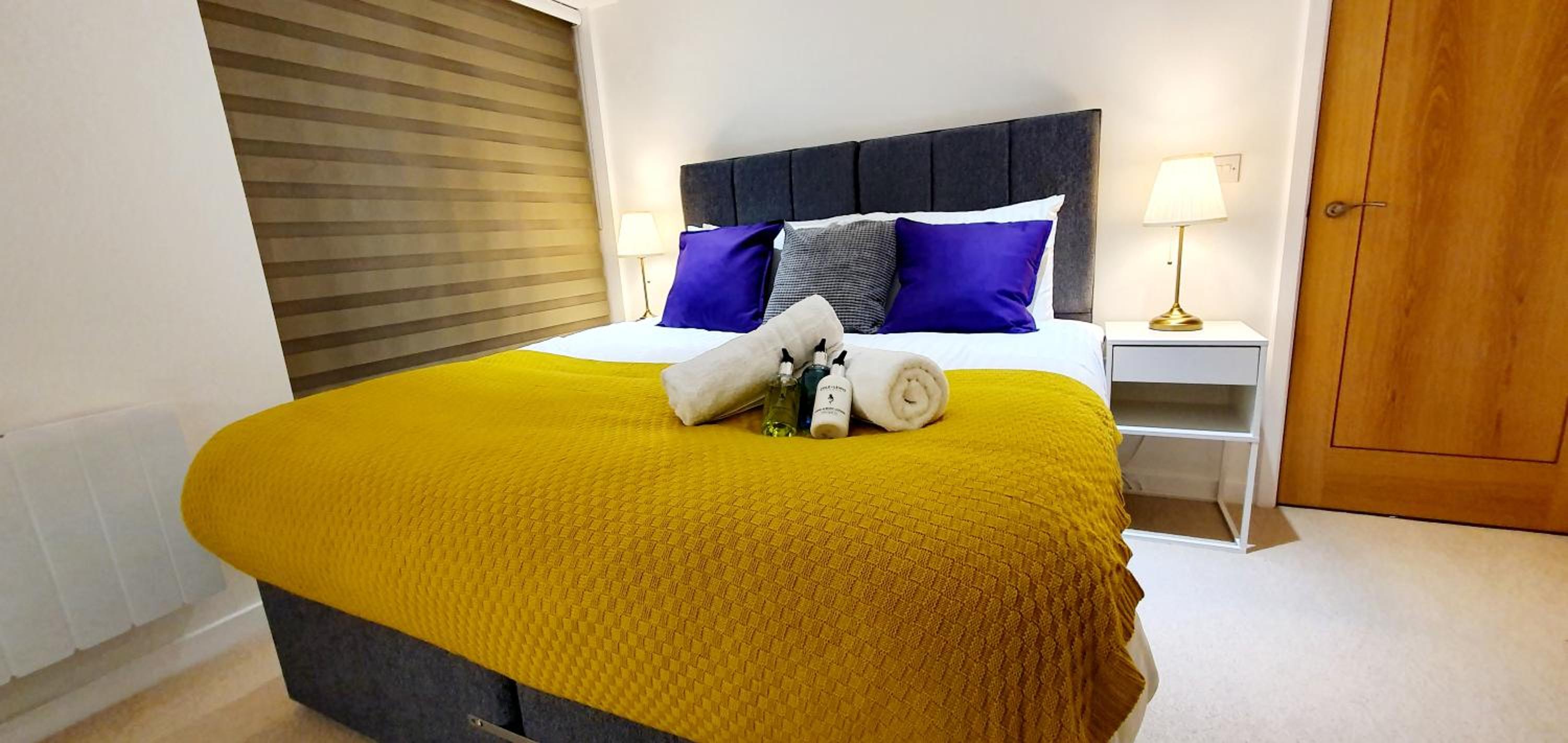 Northampton 2 Bedroom Town Centre Apartment close to University, Hospitals, Brackmills view 2