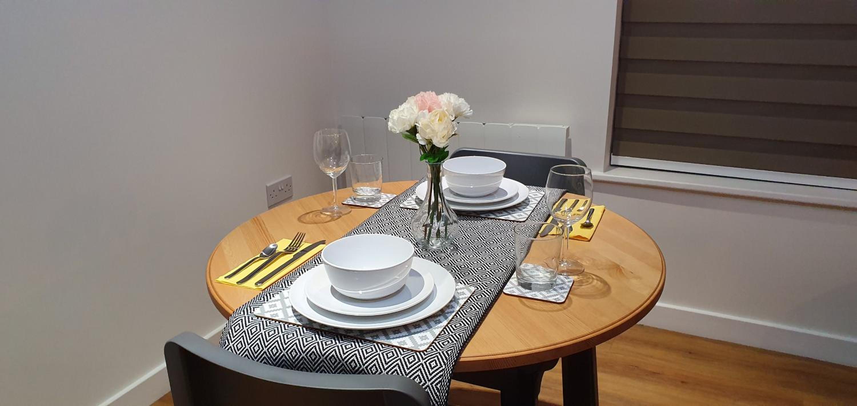 Northampton 2 Bedroom Town Centre Apartment close to University, Hospitals, Brackmills view 5