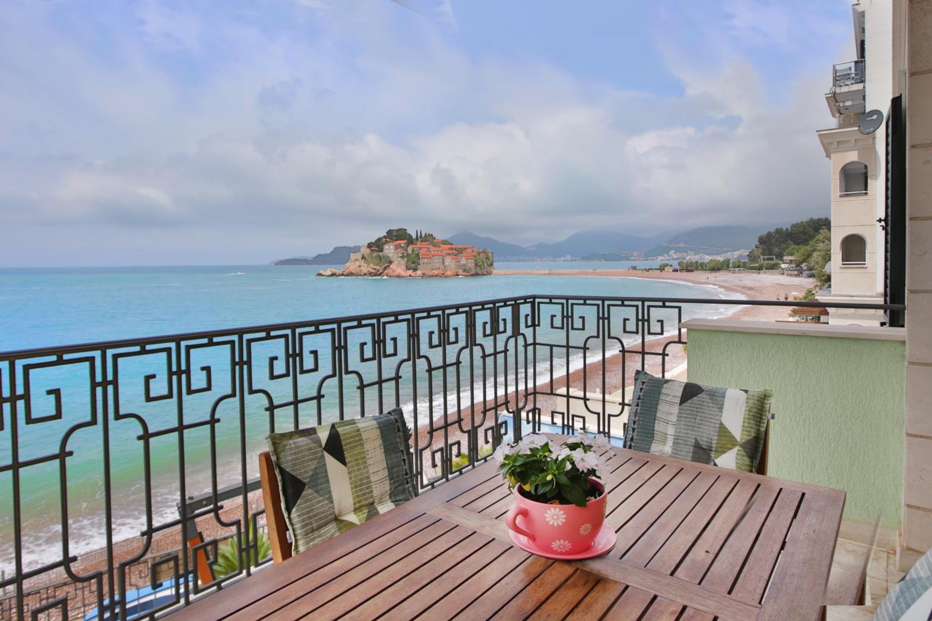 Hotel Montesan Luxury Apartments Sveti Stefan DOO Plava Vila - Image 1