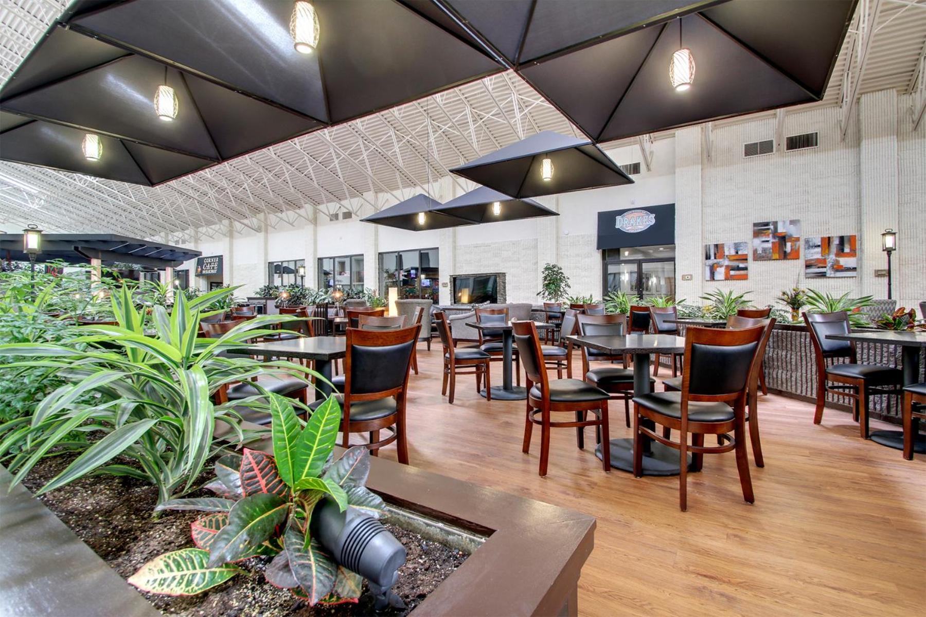 Quincy Vacations - The Atrium Hotel on Third - Property Image 5