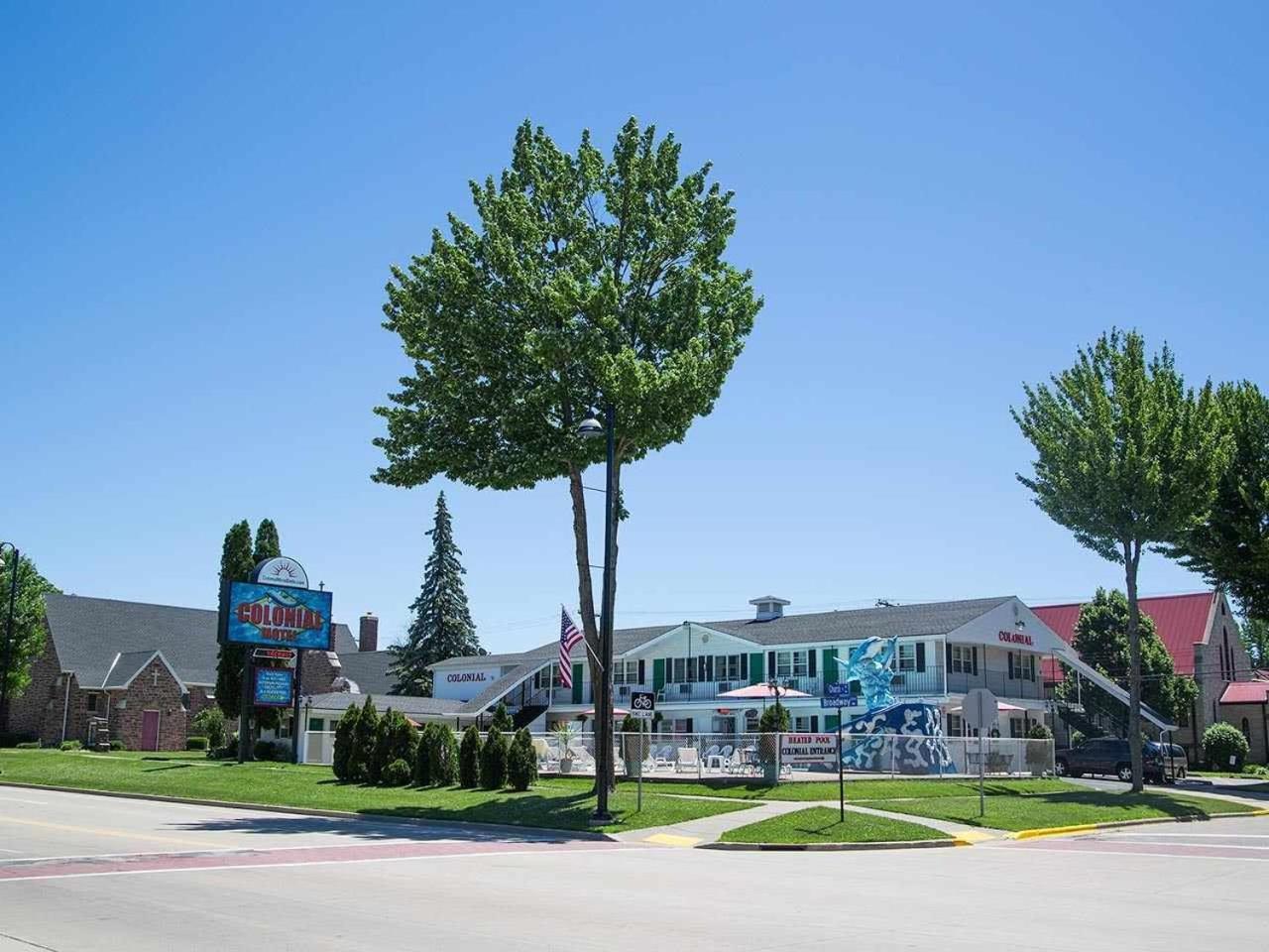 Colonial motel