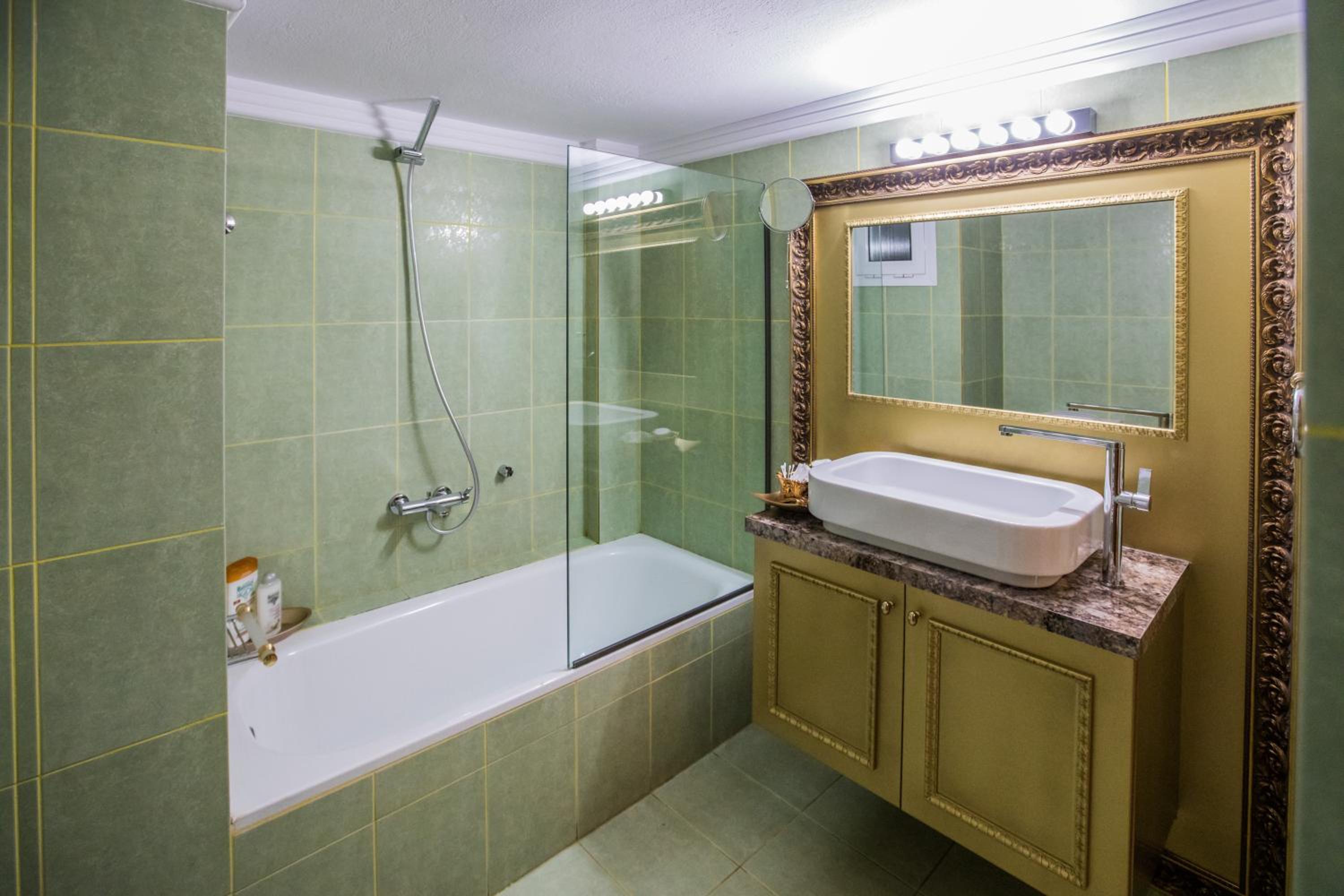 LUXURY SUITES - free parking