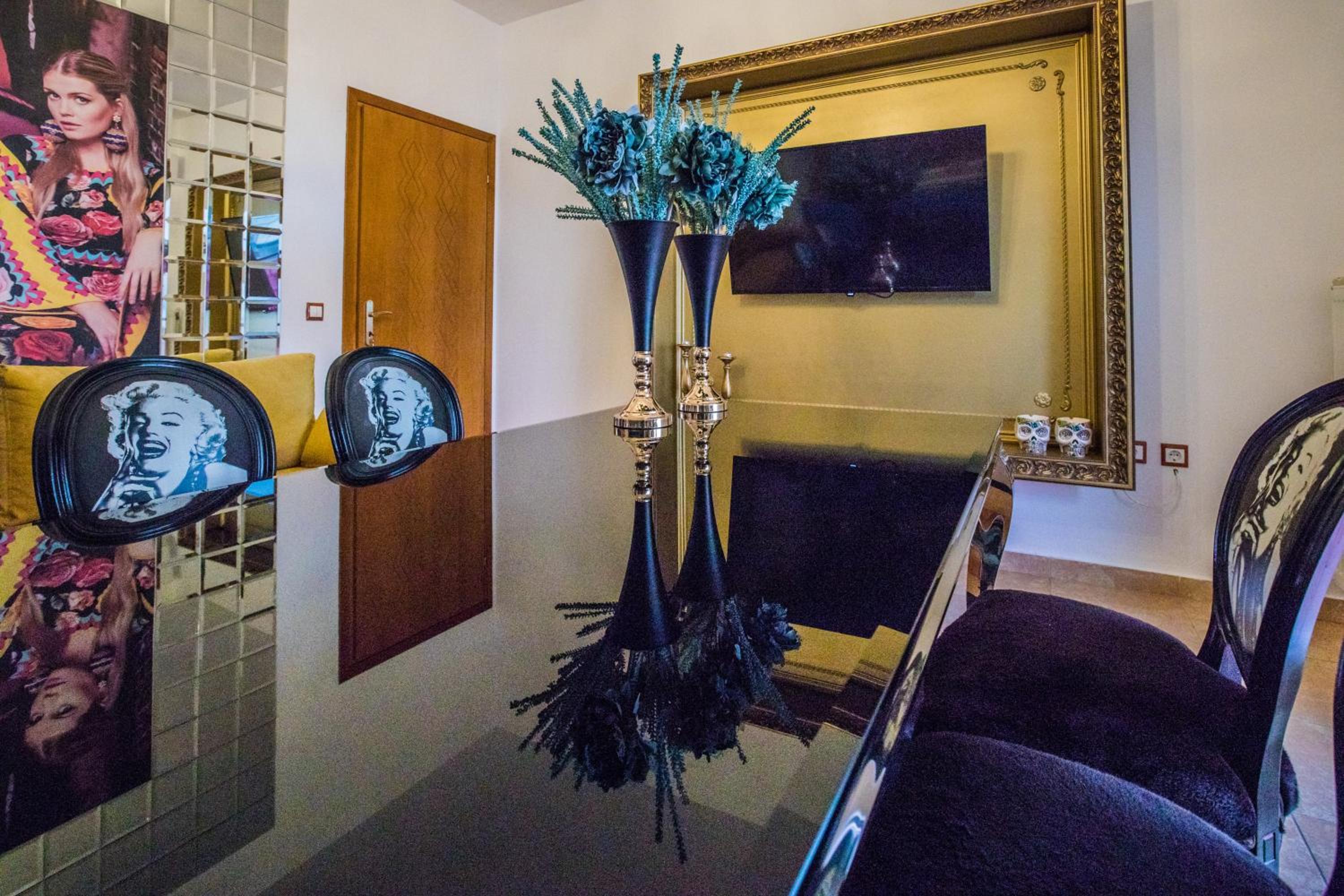 LUXURY SUITES - free parking
