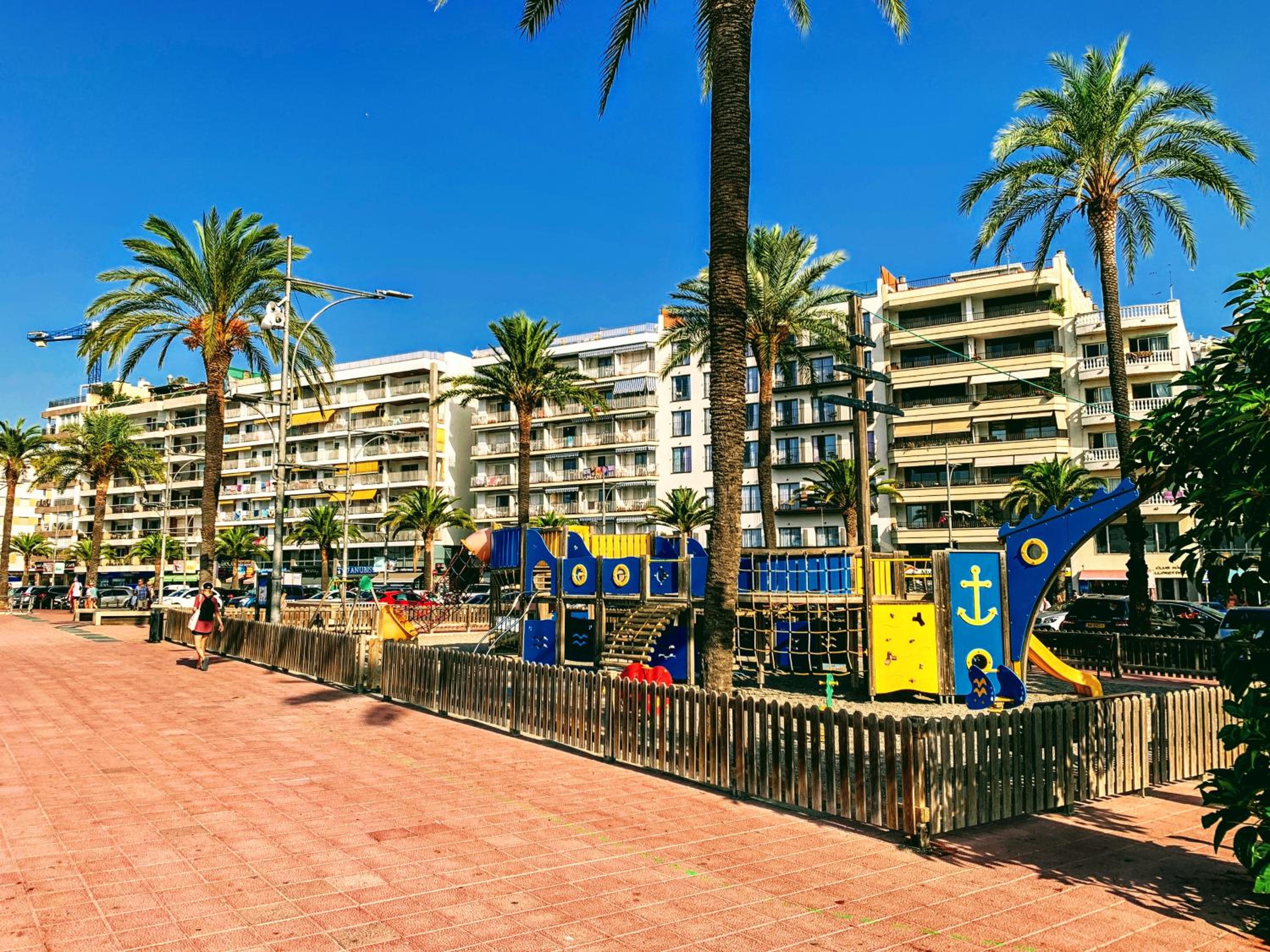 Happy LLoret photo 3