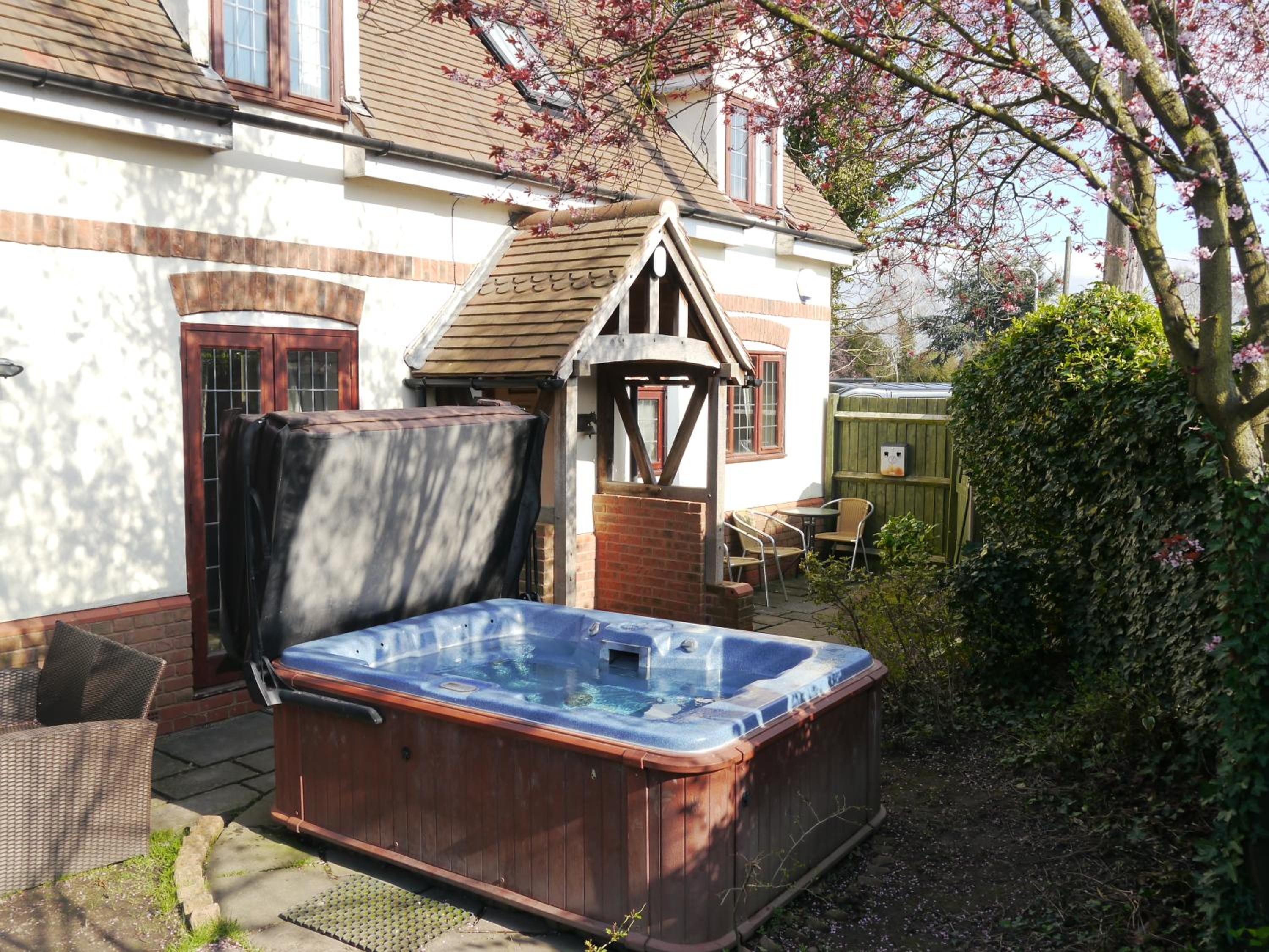 Measure Cottage - Sleeps 4 - Private Hot tub and garden view 3