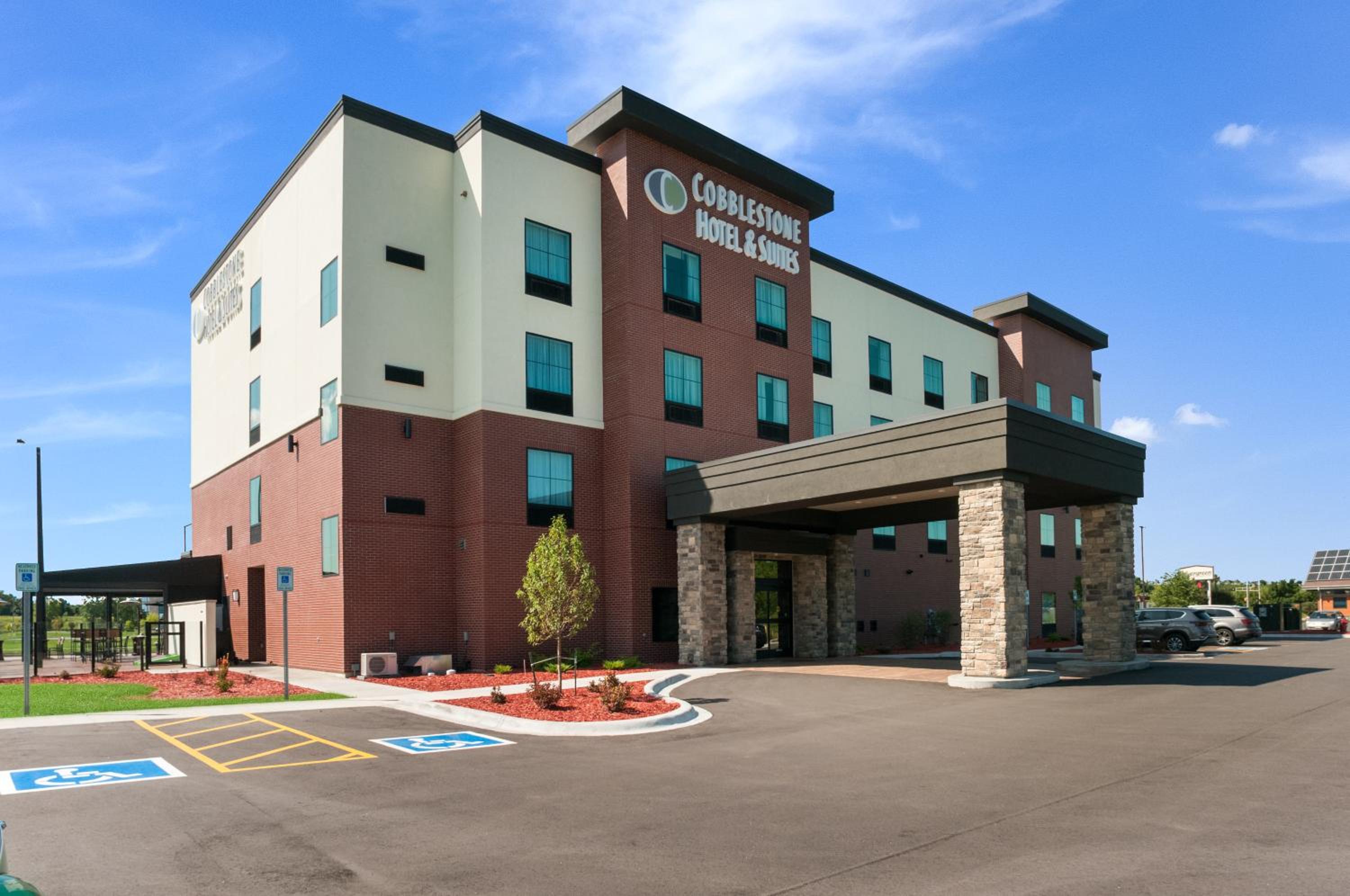 Hotel Cobblestone Hotel & Suites Appleton International Airport - Image 1