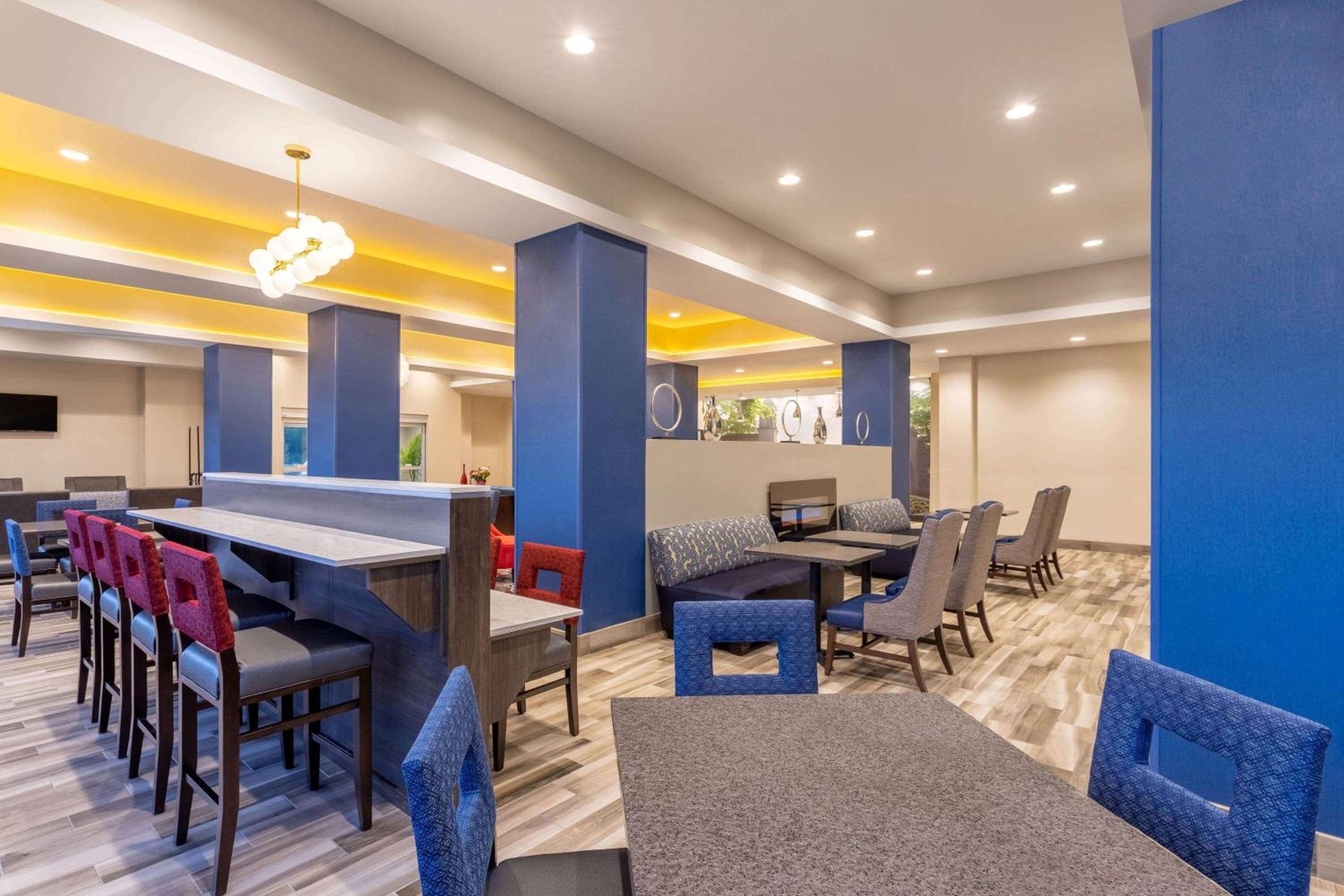 Bloomington Vacations - La Quinta Inn and Suites by Wyndham Bloomington - Property Image 3