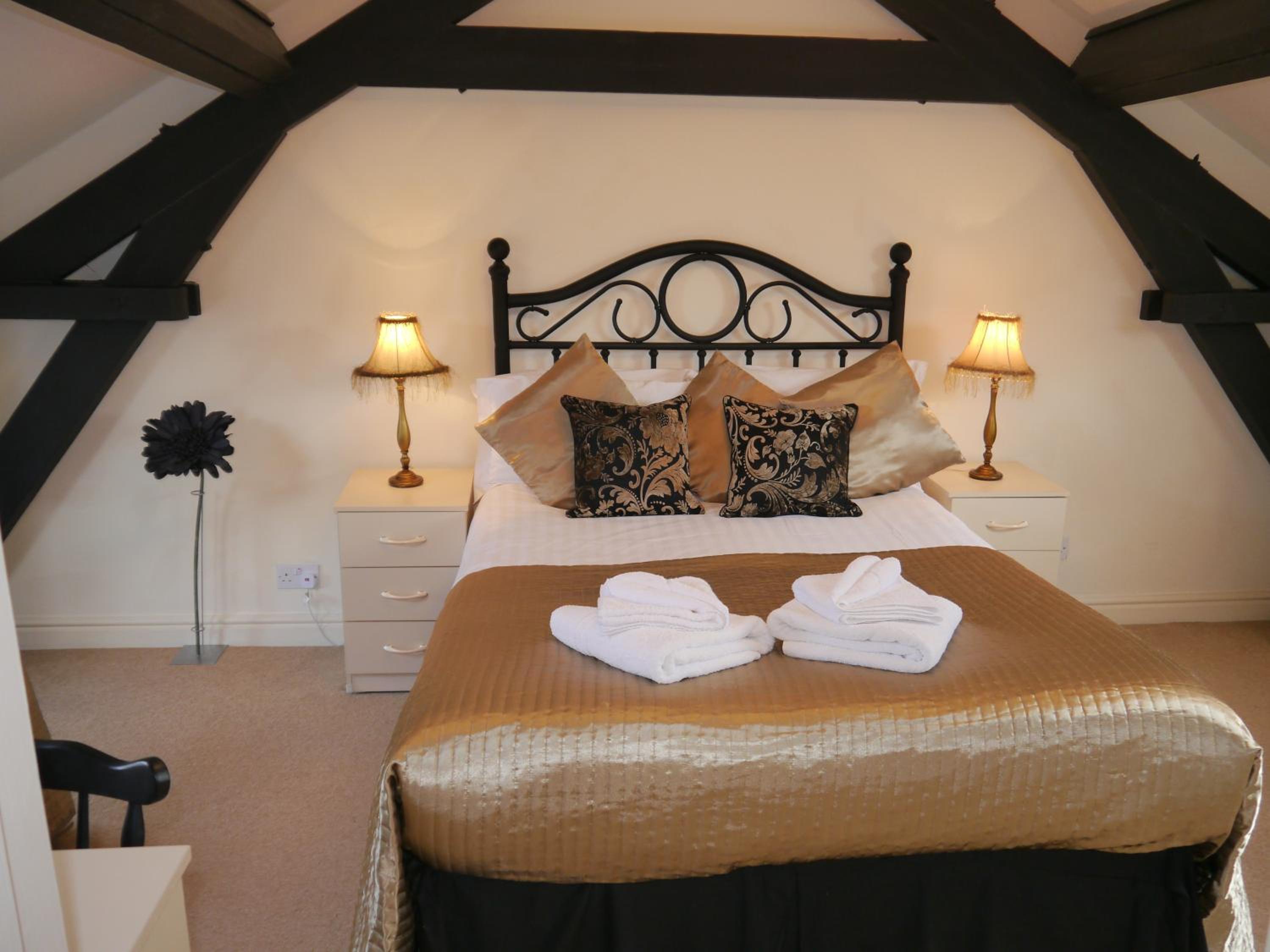 The Shakespeare Lodge - Sleeps up to 12 - 2 HOT TUBS view 4