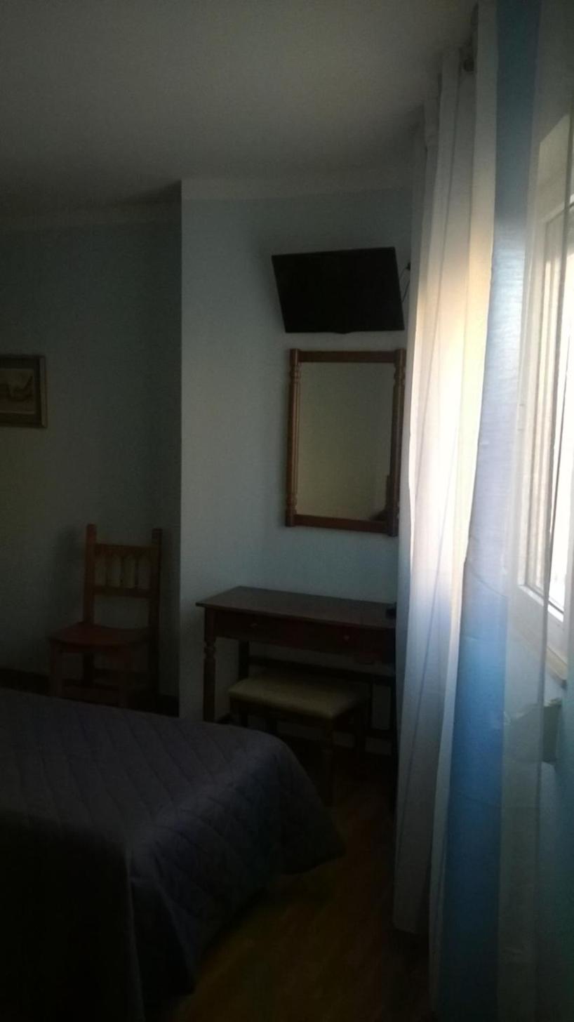 Hostal ** EC León