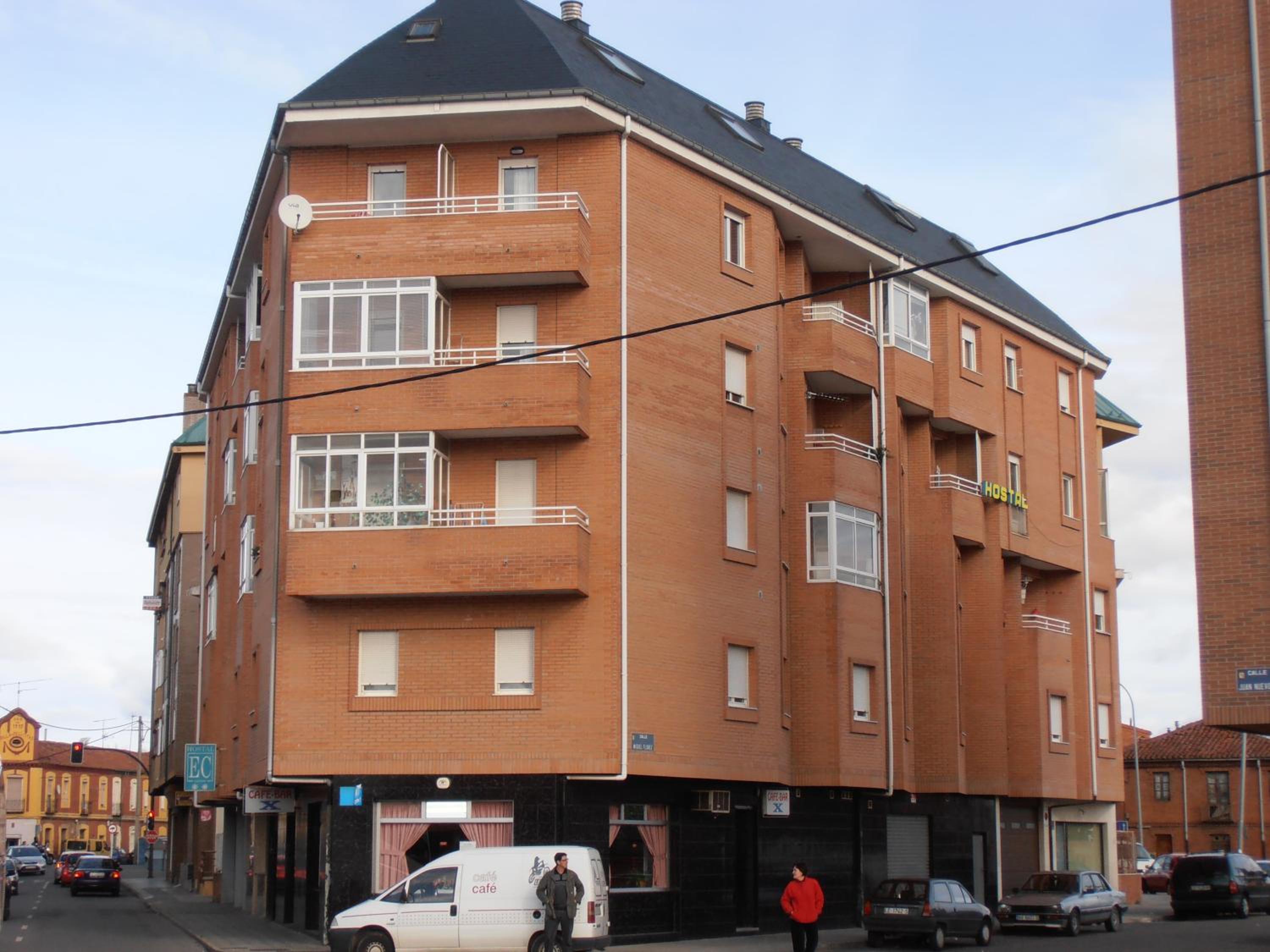 Hostal ** EC León