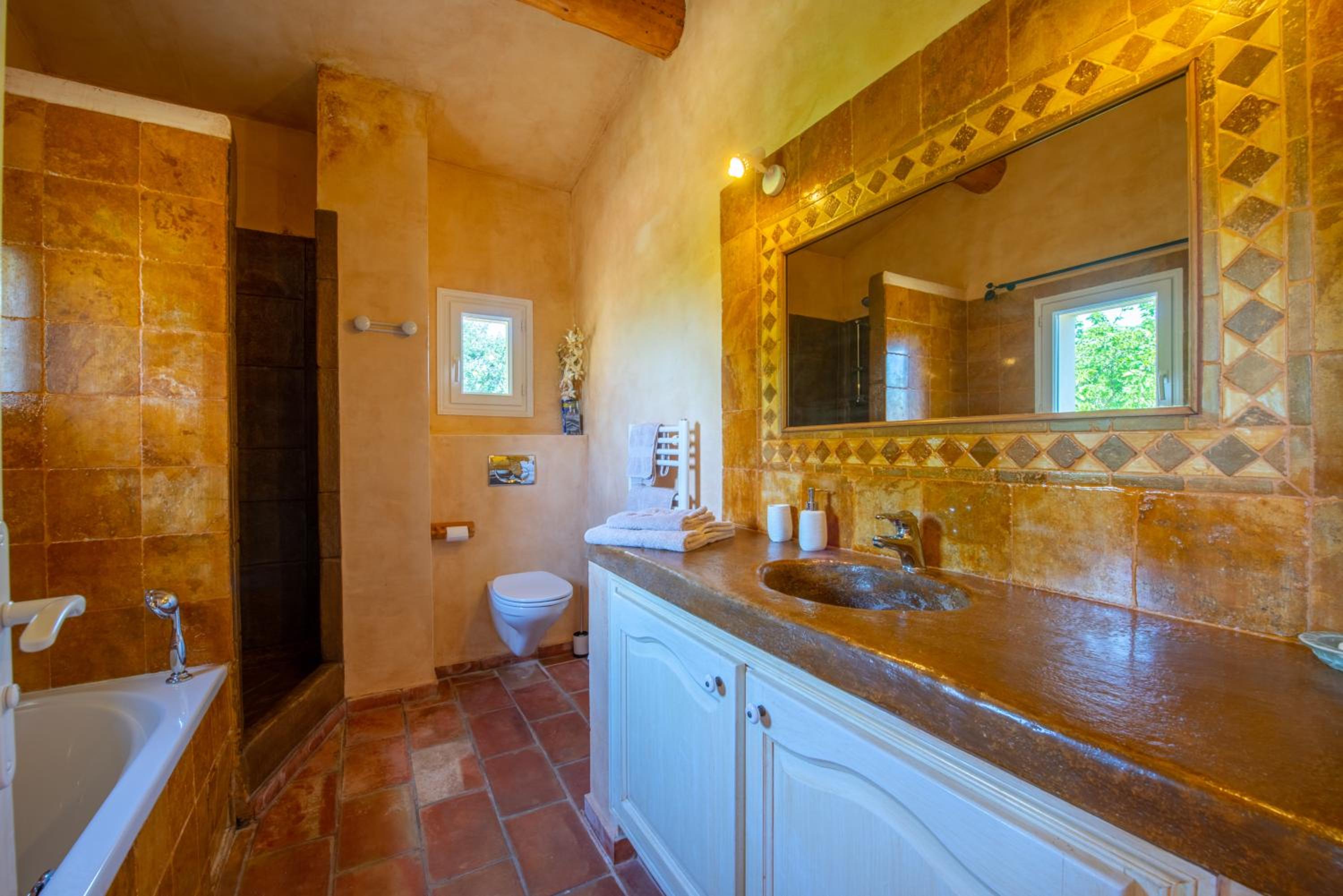La Bastide des Vignaux en Grimaud — bathroom