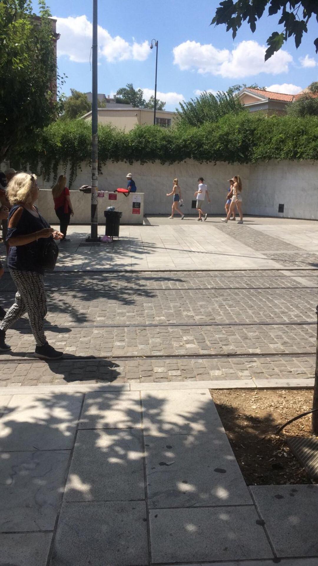 Check Point - Acropolis en Athens — human