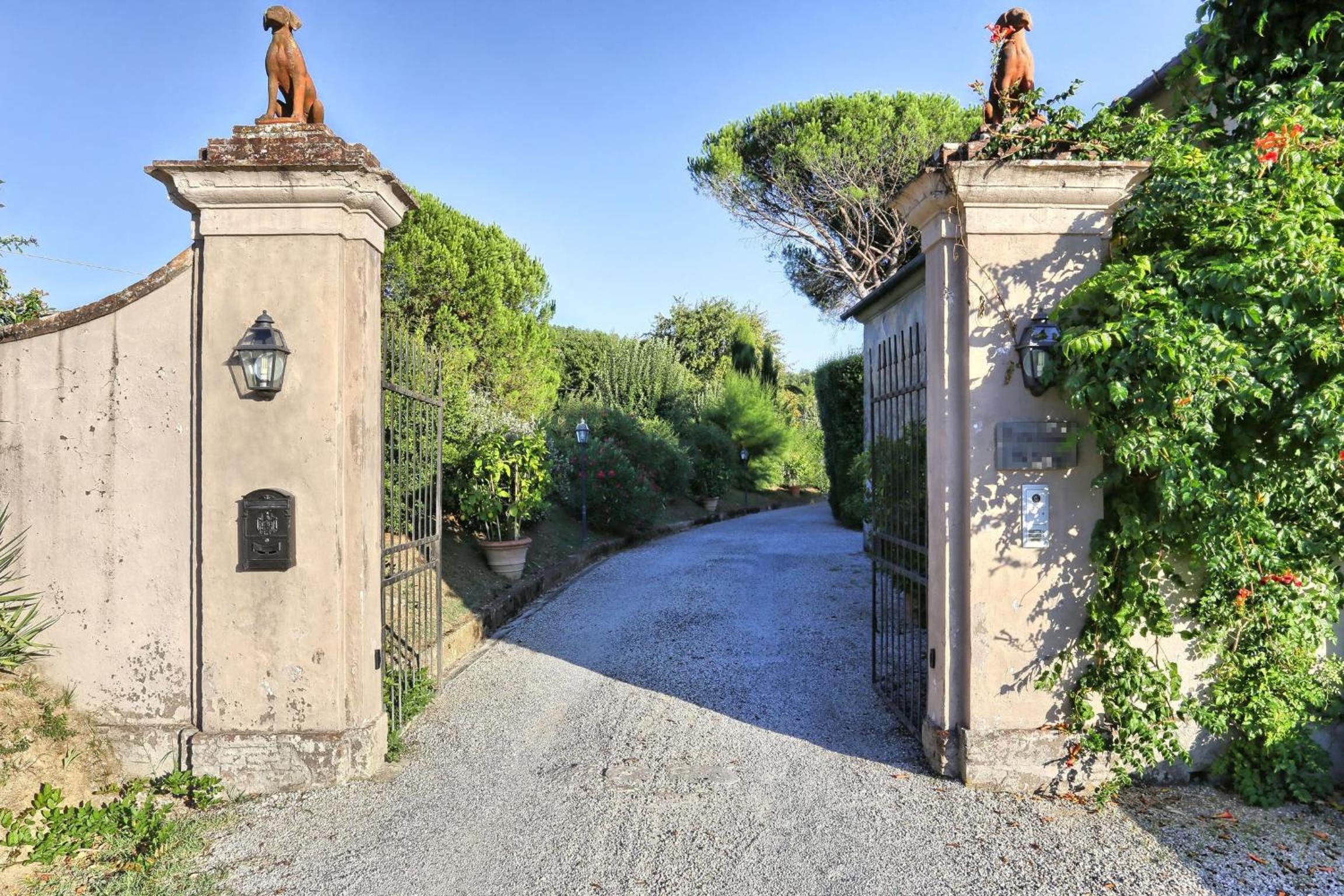 Casa Rosa by Salogi Villas