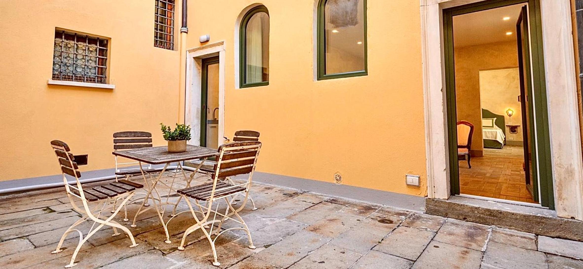 Palazzo Mantua Benavides Suites & Apartments
