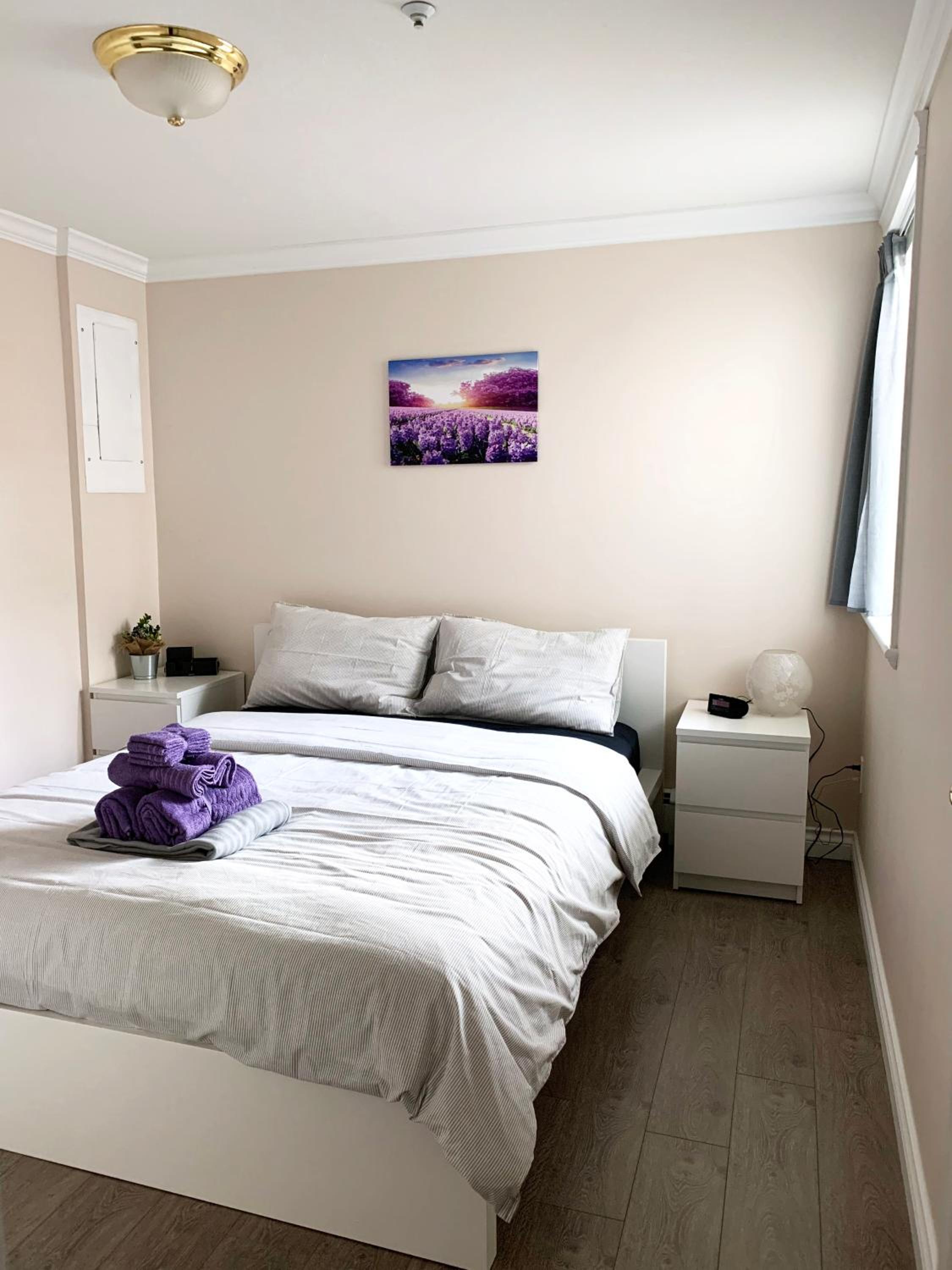 Perfect Location - Entire Suite Private Entrance with private bathroom & living room - 5 Mins Walk to Skytrain & Restaurant & Banks, 2 Stops To Metrotown,  view 2