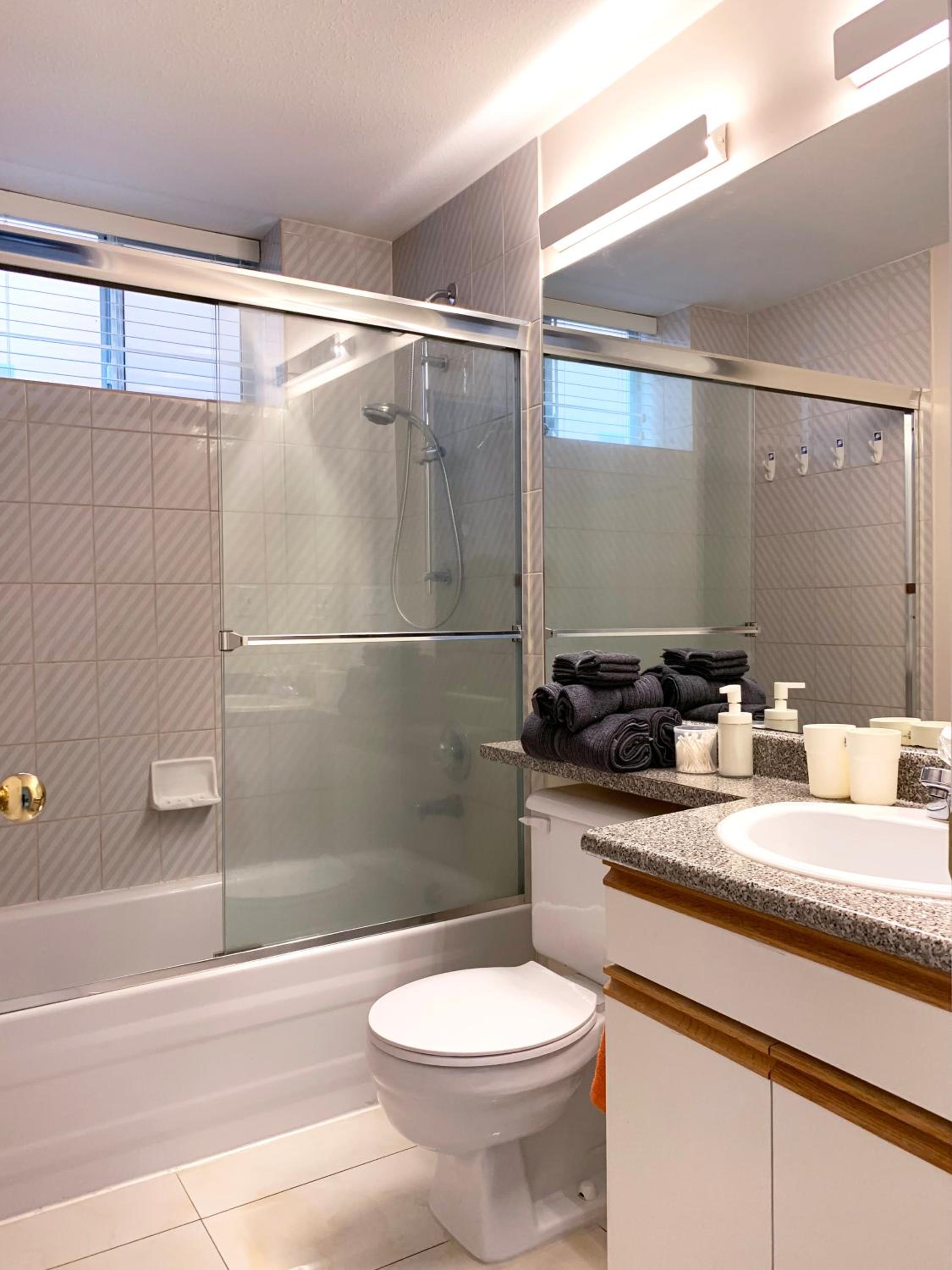 Perfect Location - Entire Suite Private Entrance with private bathroom & living room - 5 Mins Walk to Skytrain & Restaurant & Banks, 2 Stops To Metrotown,  view 5