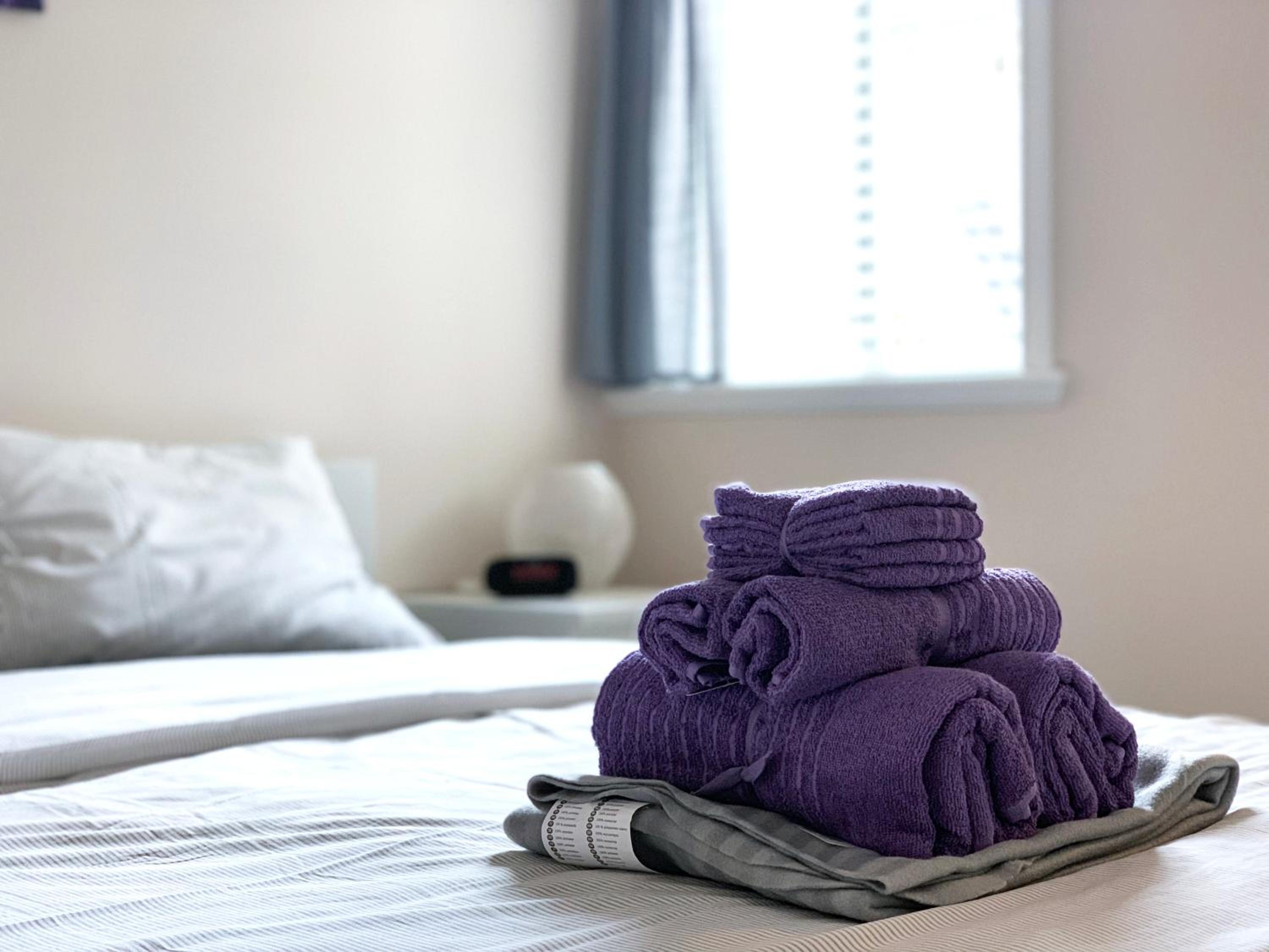 Perfect Location - Entire Suite Private Entrance with private bathroom & living room - 5 Mins Walk to Skytrain & Restaurant & Banks, 2 Stops To Metrotown,  view 3