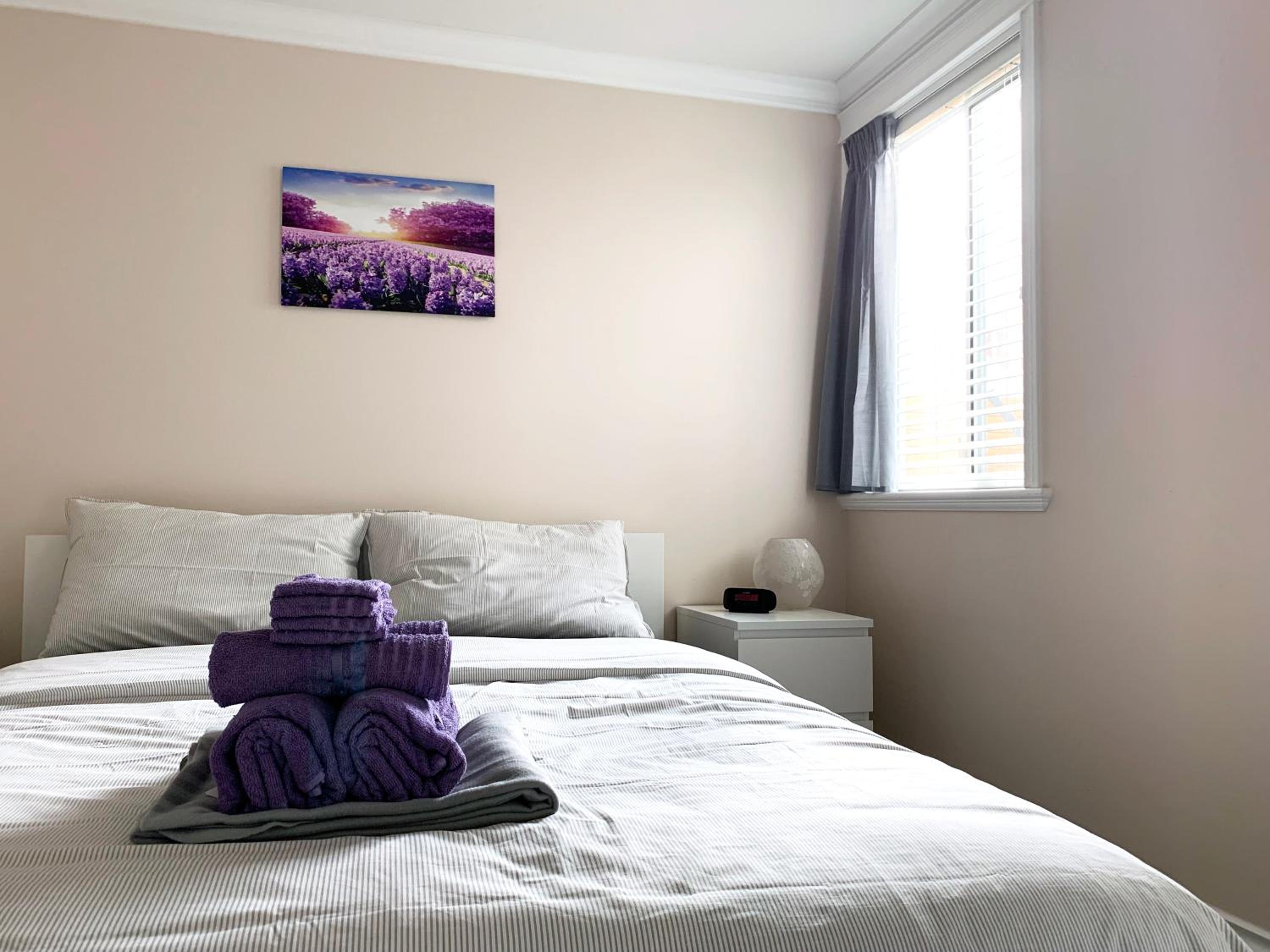 Perfect Location - Entire Suite Private Entrance with private bathroom & living room - 5 Mins Walk to Skytrain & Restaurant & Banks, 2 Stops To Metrotown,  view 4