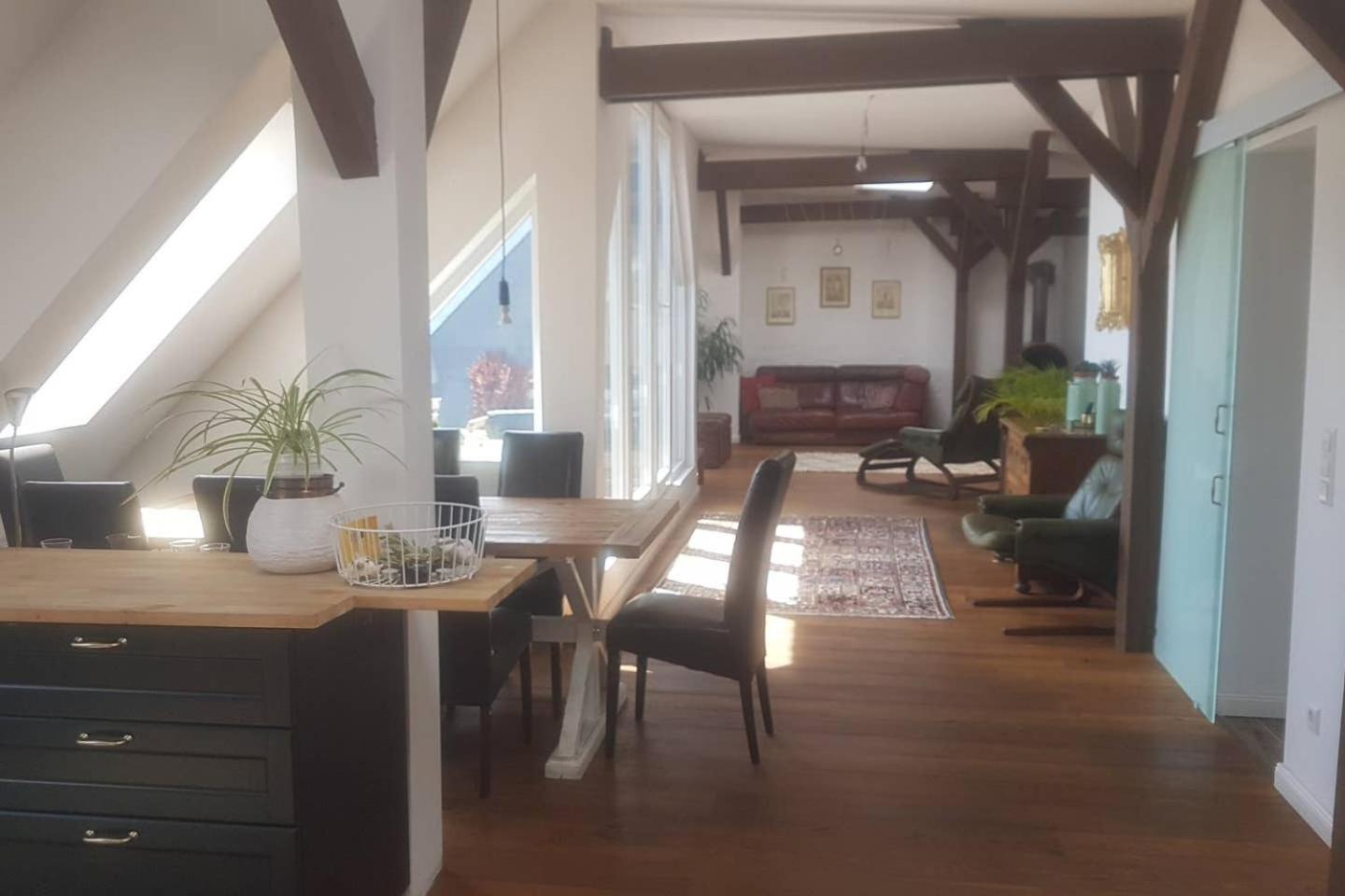 Helle Dachgeschosswohnung für 8 Personen in zentraler Lage