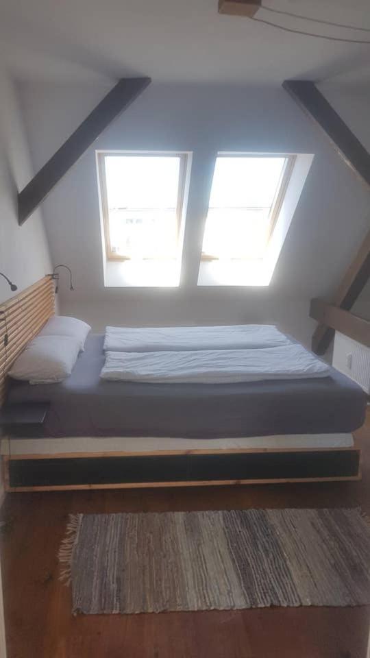 Helle Dachgeschosswohnung für 8 Personen in zentraler Lage