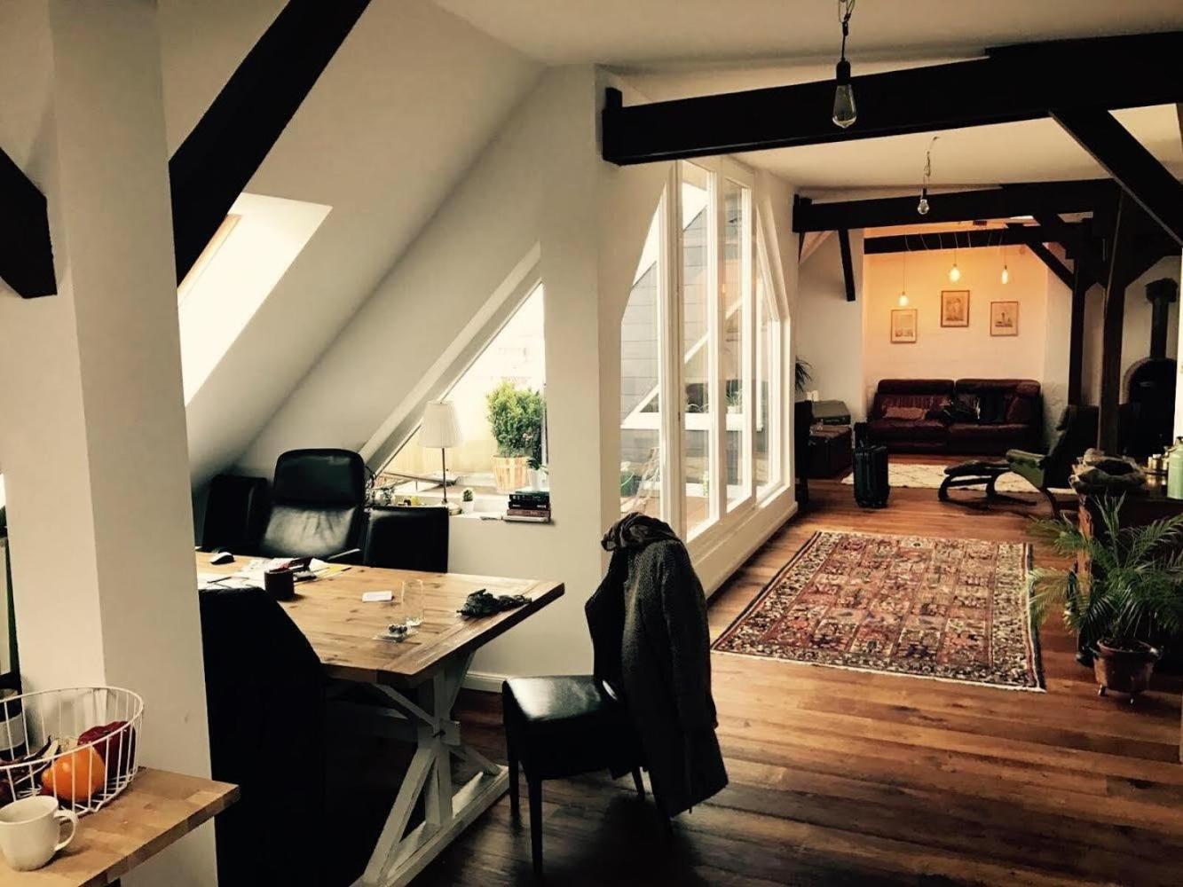 Helle Dachgeschosswohnung für 8 Personen in zentraler Lage
