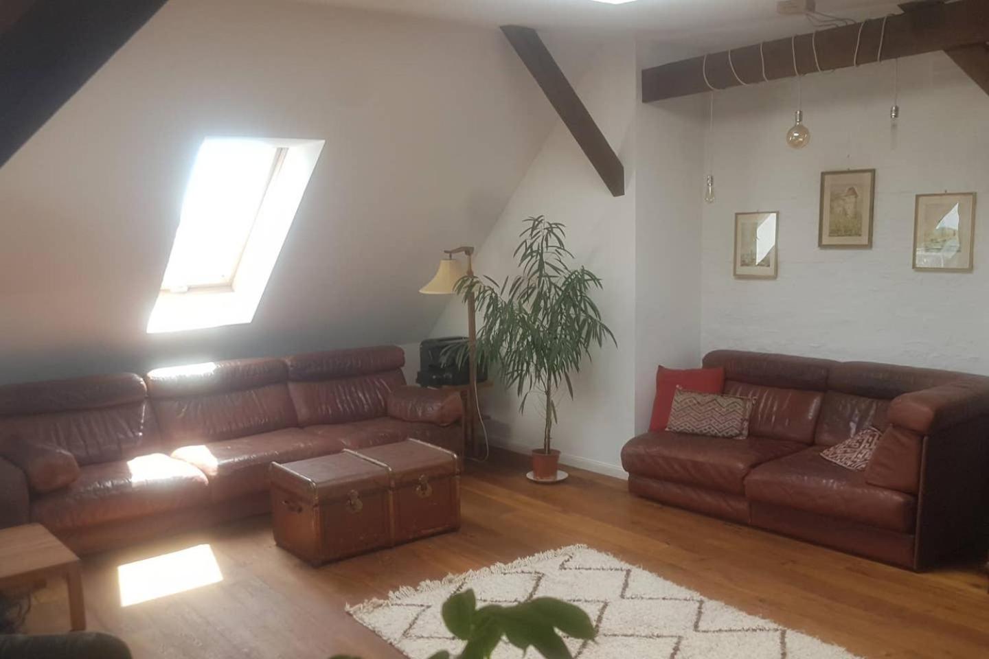 Helle Dachgeschosswohnung für 8 Personen in zentraler Lage