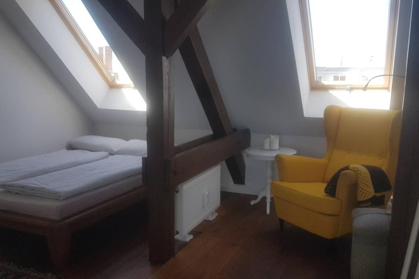 Helle Dachgeschosswohnung für 8 Personen in zentraler Lage