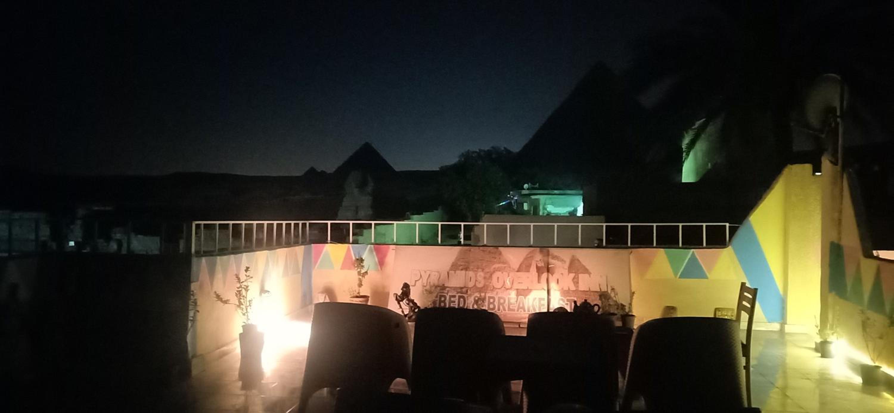 Pyramids Overlook Inn