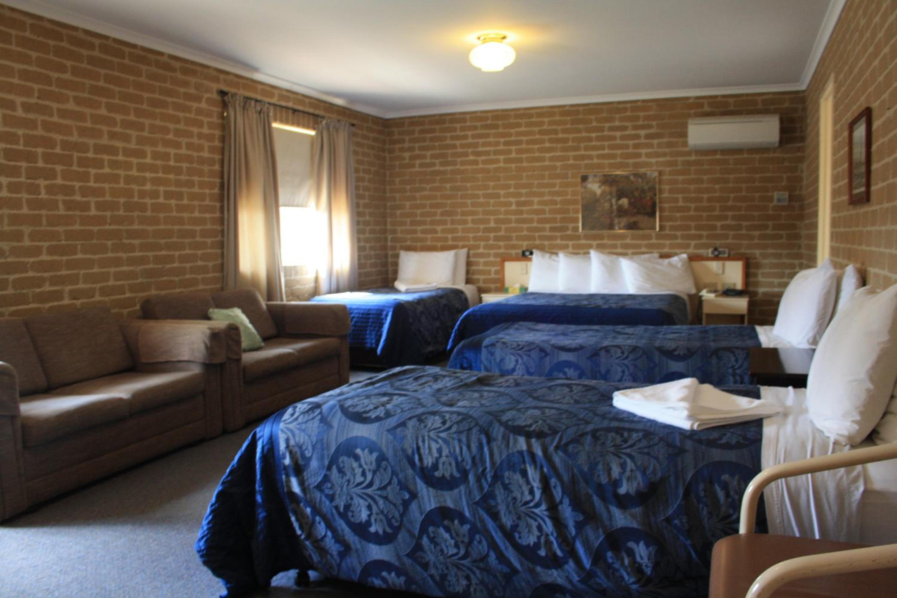 Grand Manor Motor Inn